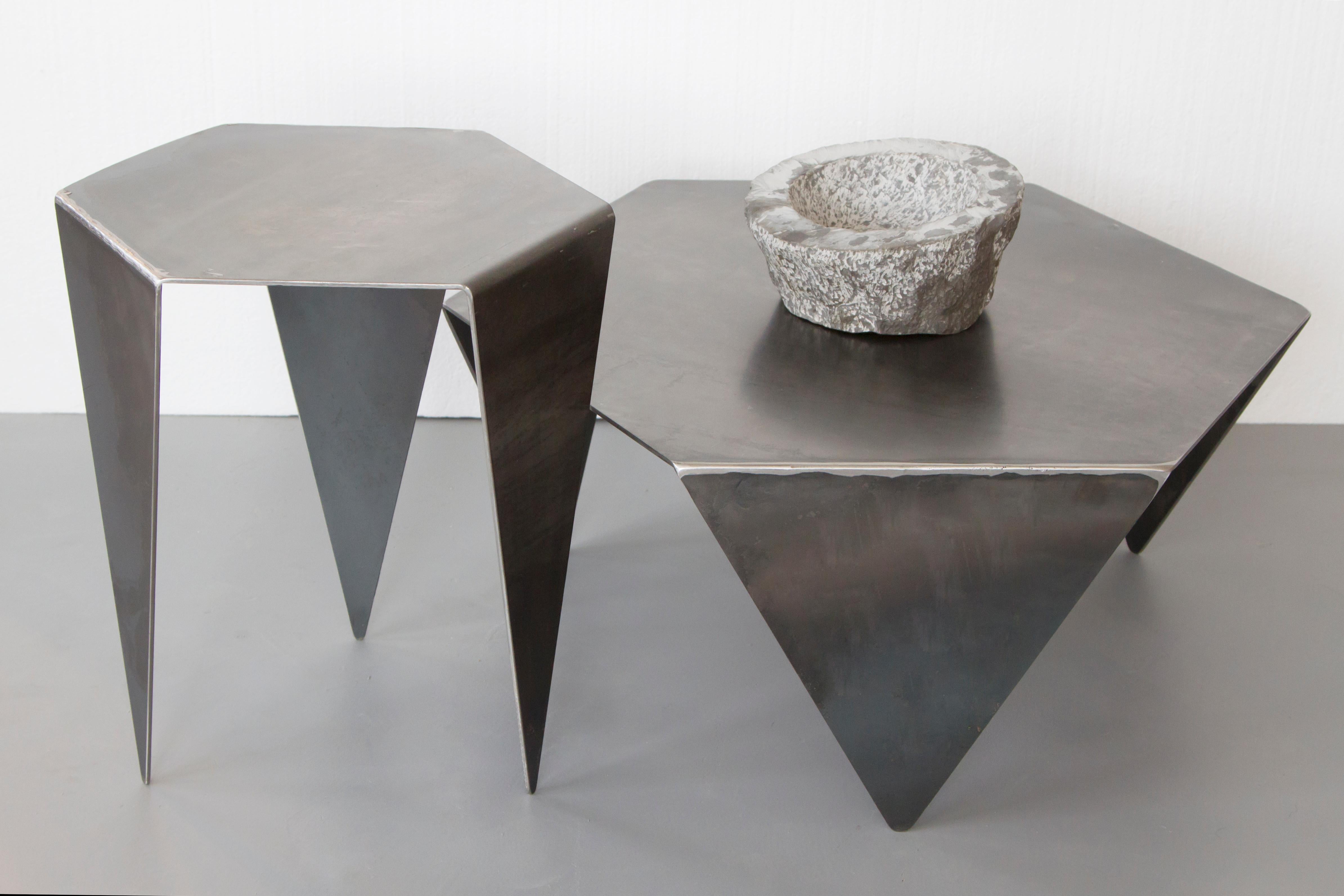 Hexagon Side Table in Raw Black Steel Minimalist Design by Mtharu (21. Jahrhundert und zeitgenössisch) im Angebot