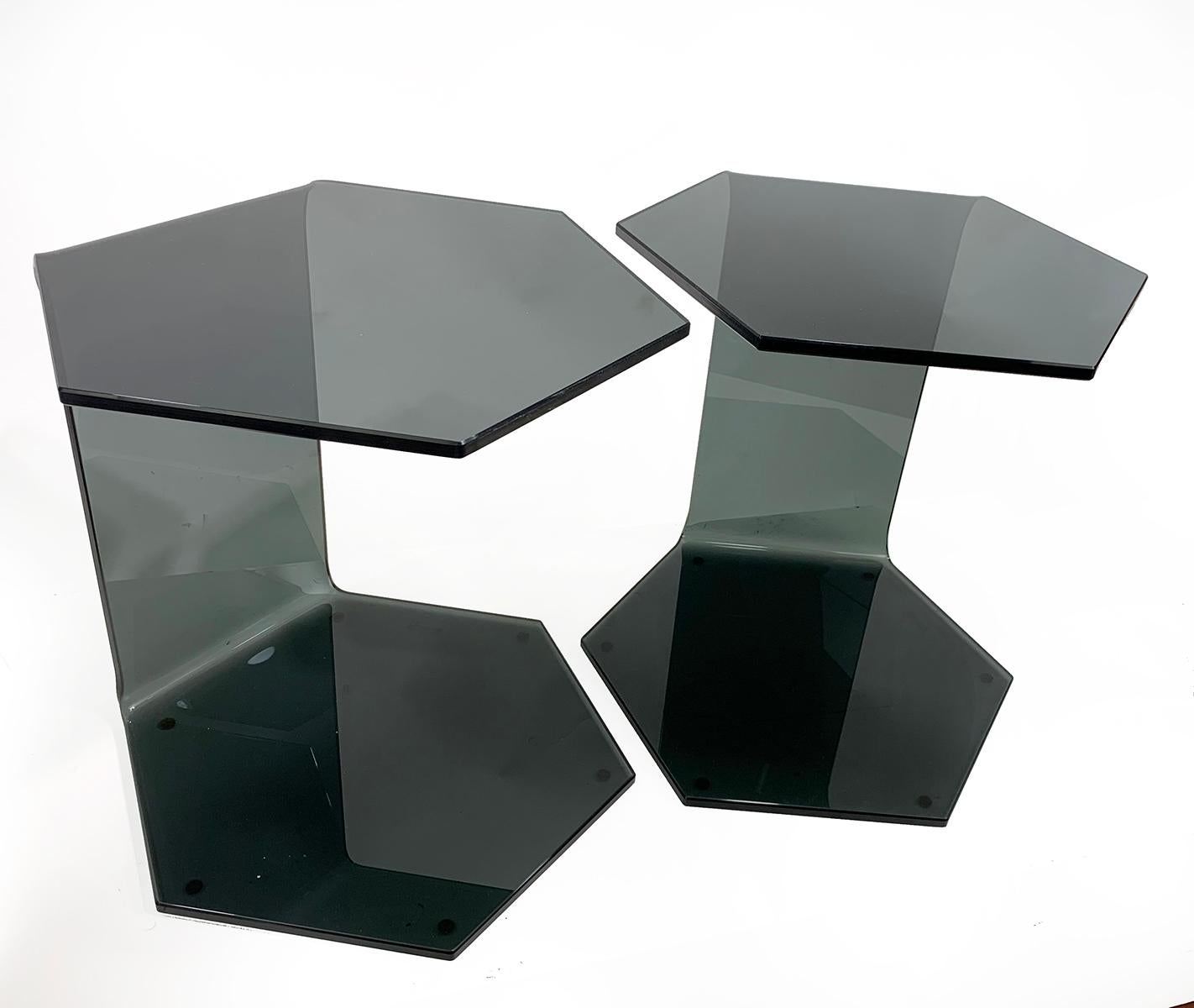 HEXAGON - ensemble de deux tables d'appoint conçues par M. Manzoni & R. Tapinassi pour Steiner Paris, en verre fumé biseauté.