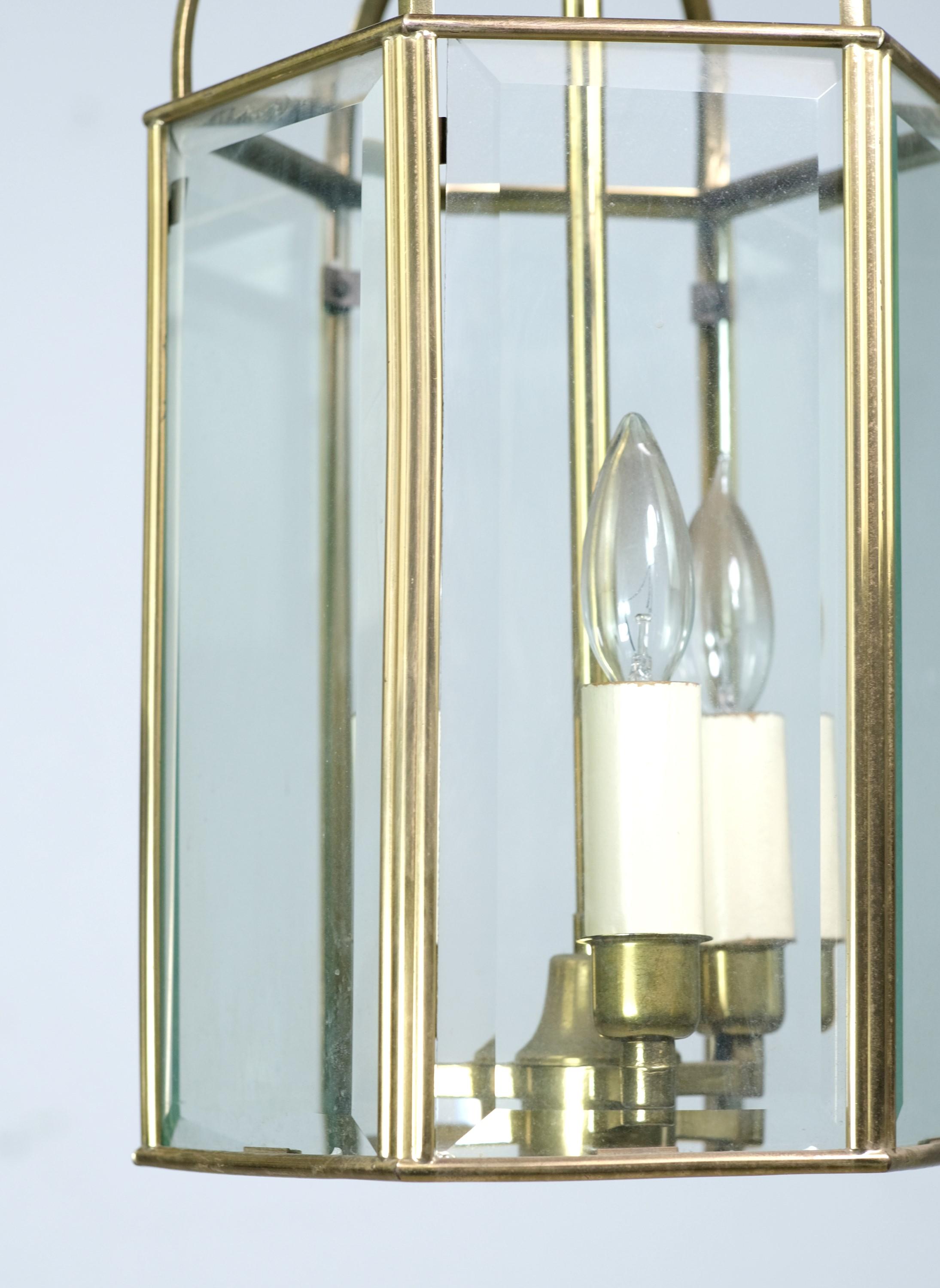 Lampe suspendue Bass du 20e siècle, avec six vitres biseautées disposées en hexagone. Accepte trois ampoules domestiques standard à culot candélabre. Nettoyé et restauré. Veuillez noter que cet article se trouve dans nos locaux de Scranton, en