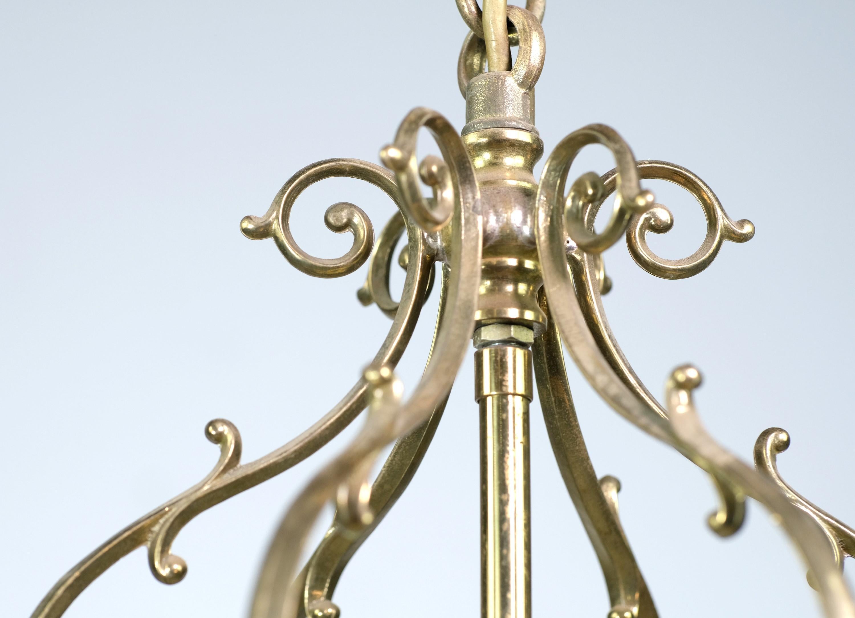 Lanterne pendante de style hexagonal en laiton et verre biseauté Bon état - En vente à New York, NY