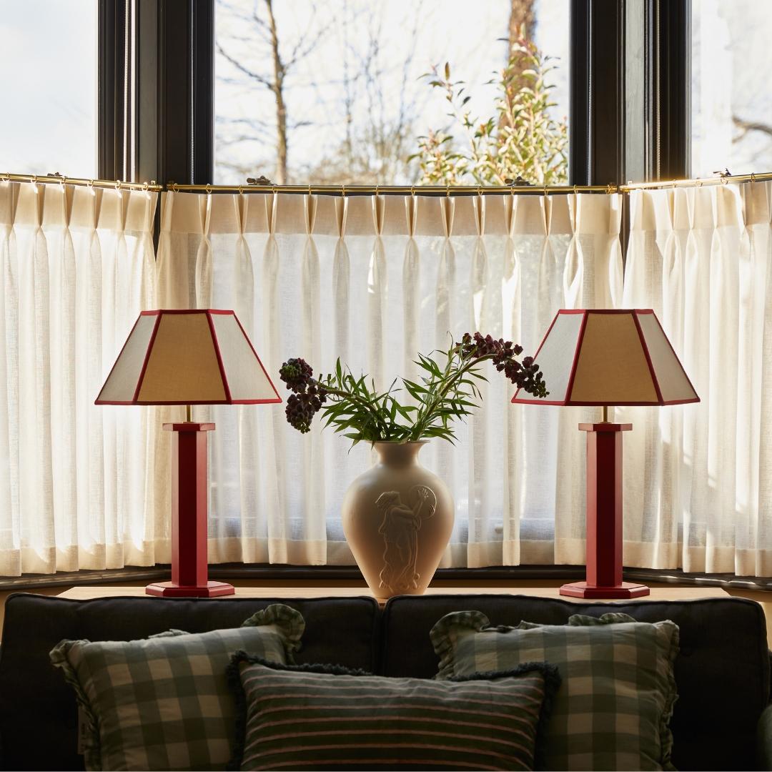 Notre lampe à poser hexagonale conçue par Eleg est rafraîchissante, excentrique et élégante sans effort. La lampe présente un trio d'hexagones en bois peint et s'élève fièrement à près de 50 cm de hauteur. A la fois contemporaine et intemporelle,