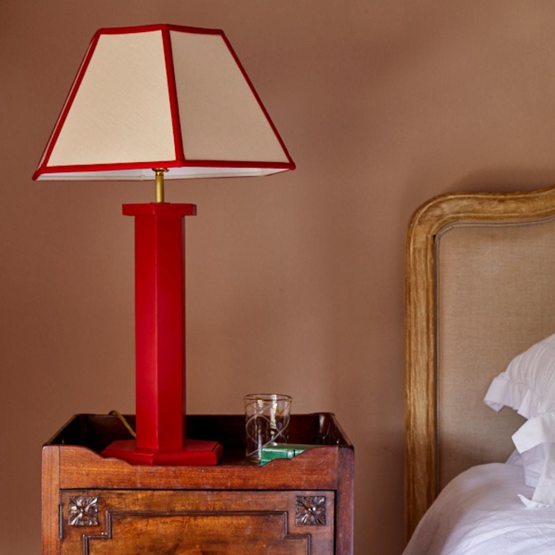 Autre Lampe de table hexagonale rouge août en vente