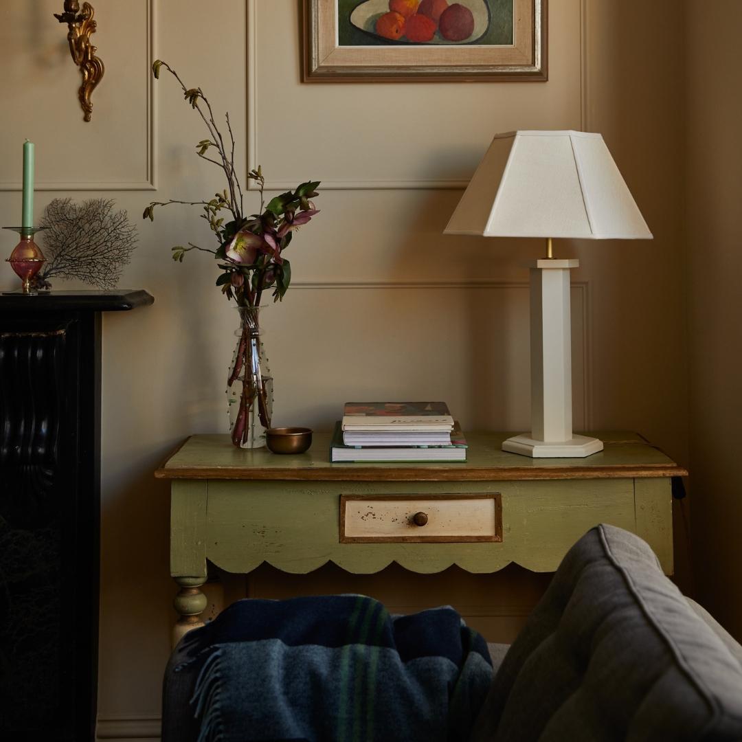 La nostra lampada da tavolo esagonale, disegnata da Issy, è fresca e stravagante, ma allo stesso tempo elegante. La lampada presenta un trio di esagoni in legno dipinto e si erge con orgoglio a quasi 50 cm di altezza. Contemporanea e senza tempo,