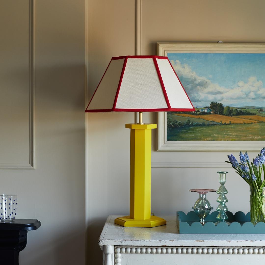Notre lampe à poser hexagonale conçue par Eleg est rafraîchissante, excentrique et élégante sans effort. La lampe présente un trio d'hexagones en bois peint et s'élève fièrement à près de 50 cm de hauteur. A la fois contemporaine et intemporelle,