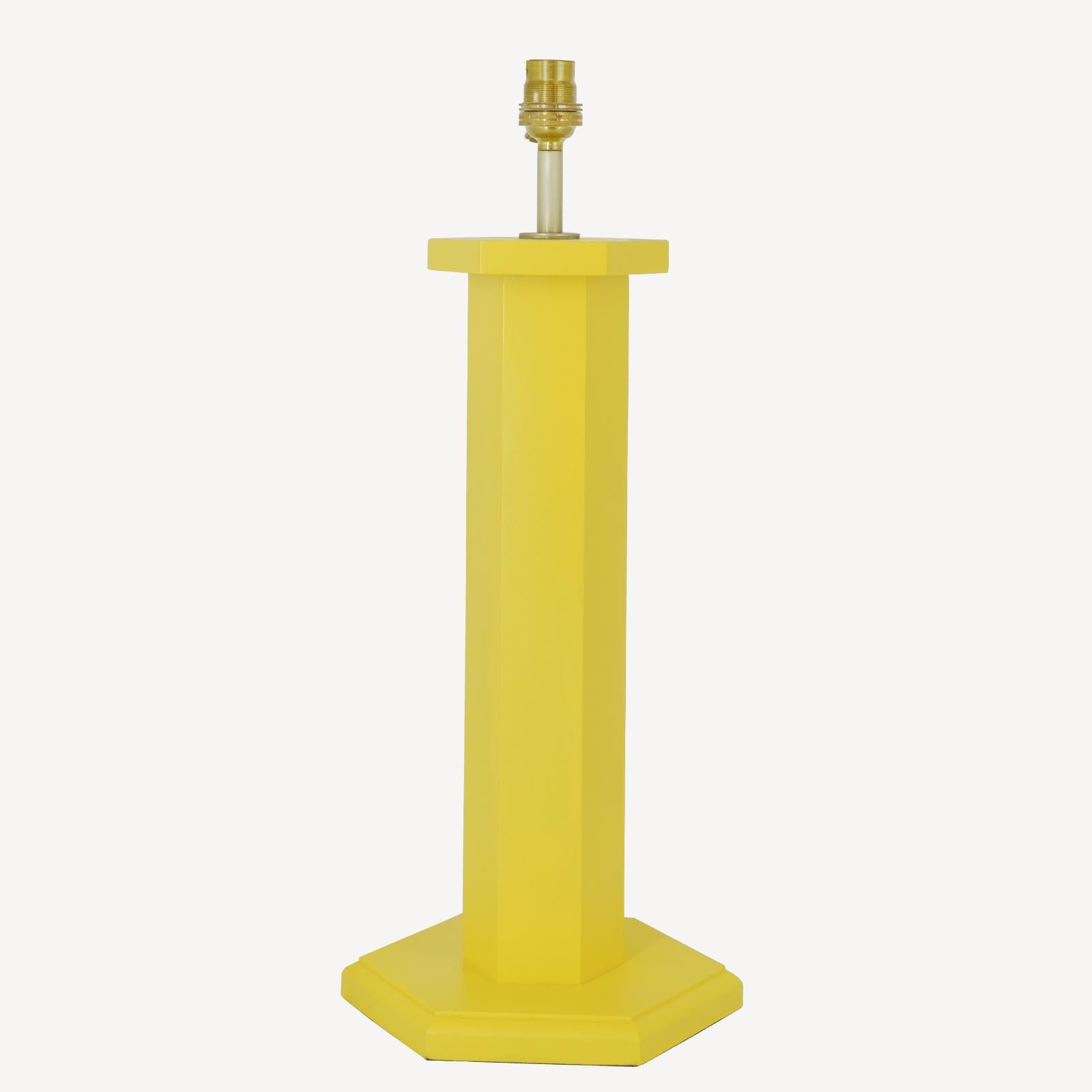 Britannique Lampe de table hexagonale - Yolke en vente