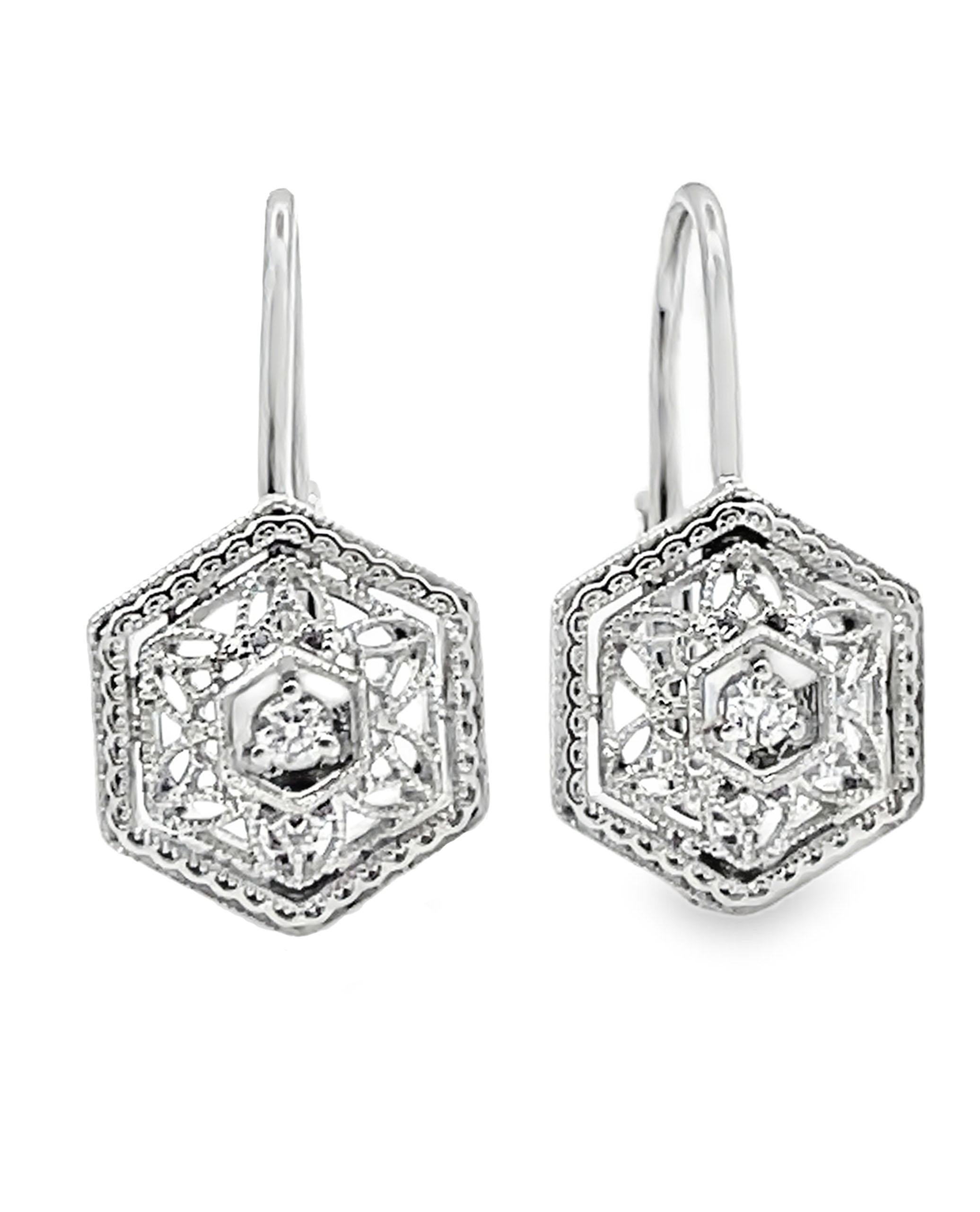 Paire de boucles d'oreilles pendantes en or blanc 14K d'inspiration antique avec filigrane et diamants pesant 0,06 carat au total.

- Fermeture à levier