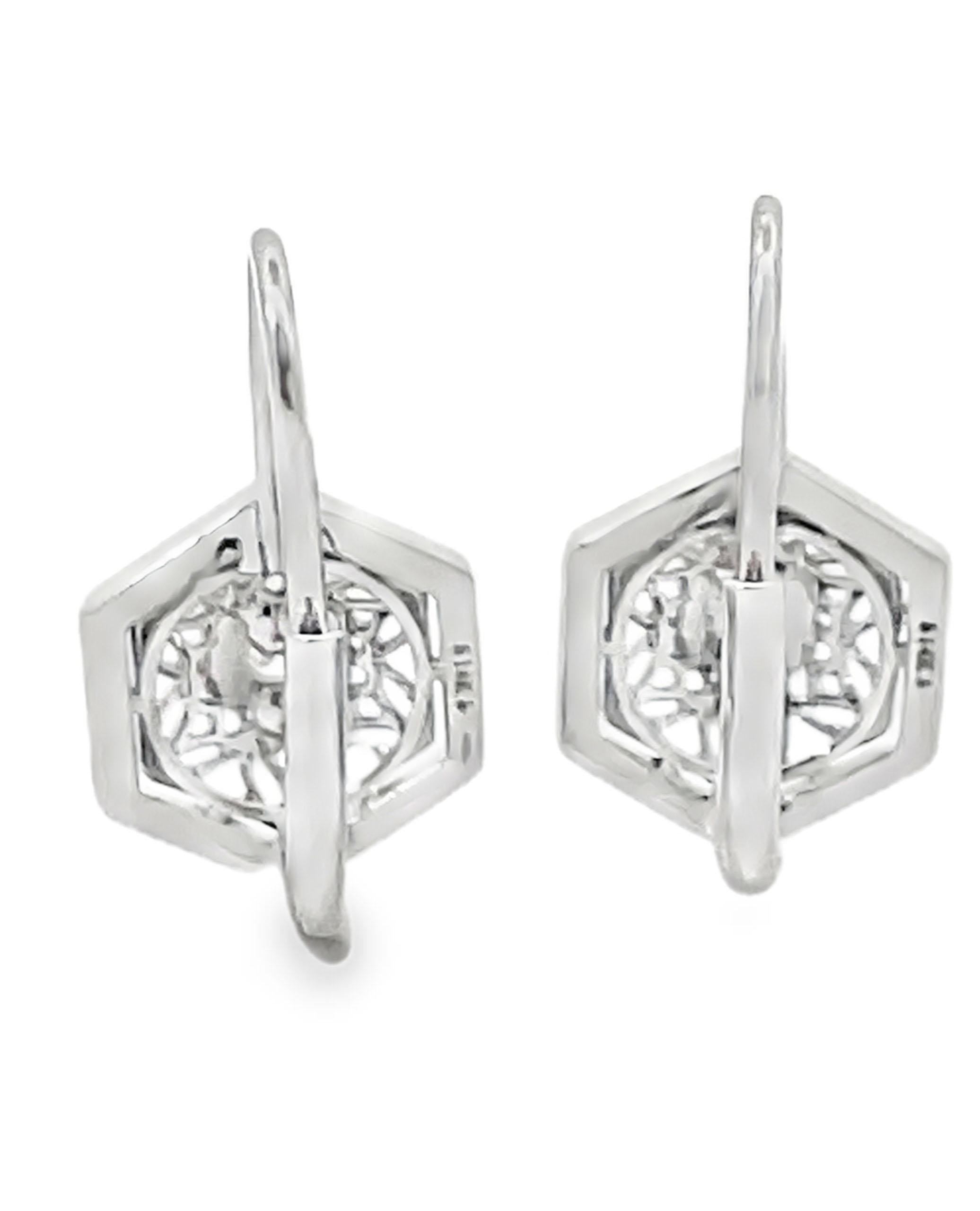 Taille ronde Pendants d'oreilles hexagonaux en or blanc 14K avec diamants d'inspiration antique 0.06 carats en vente