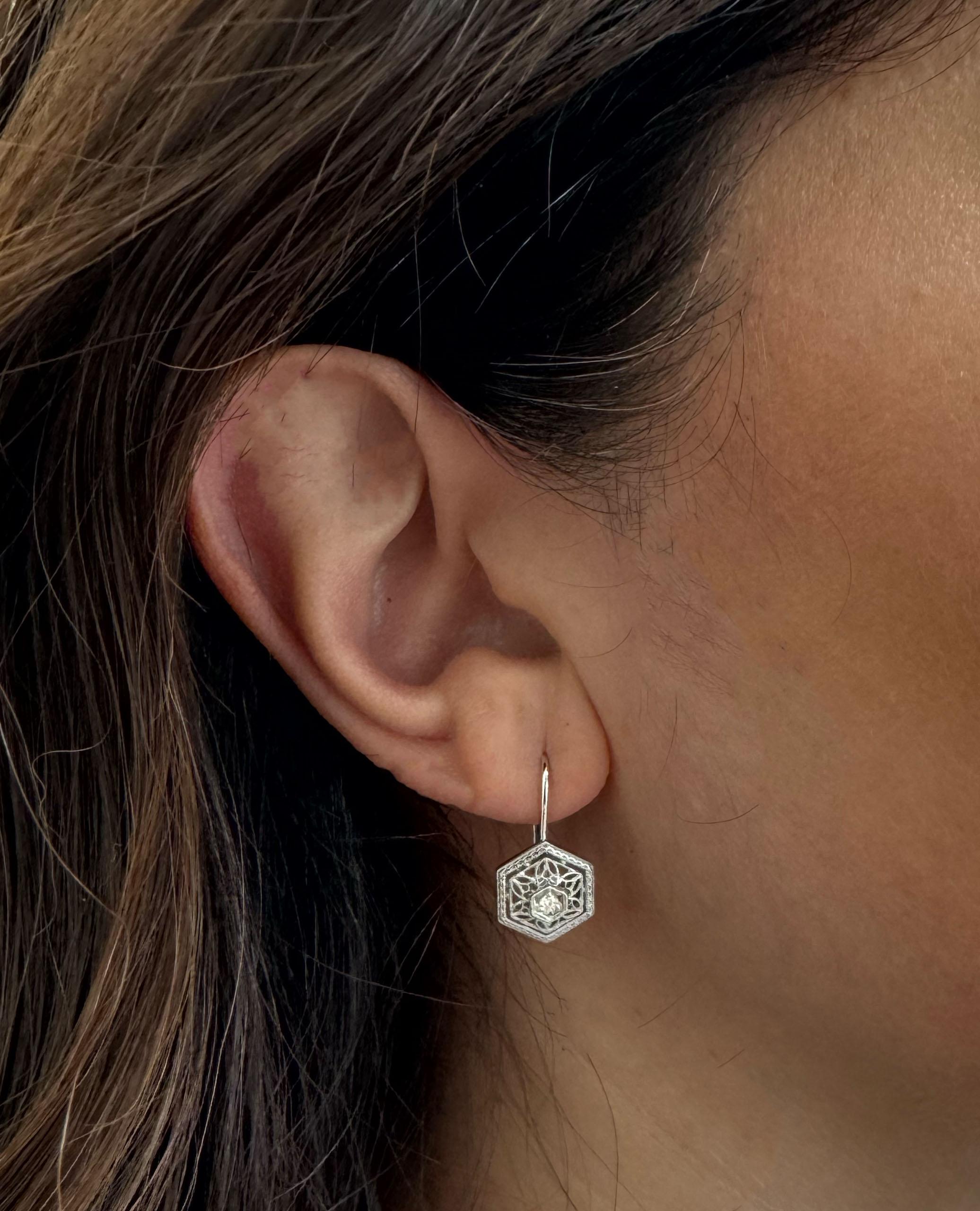 Pendants d'oreilles hexagonaux en or blanc 14K avec diamants d'inspiration antique 0.06 carats Neuf - En vente à Old Tappan, NJ