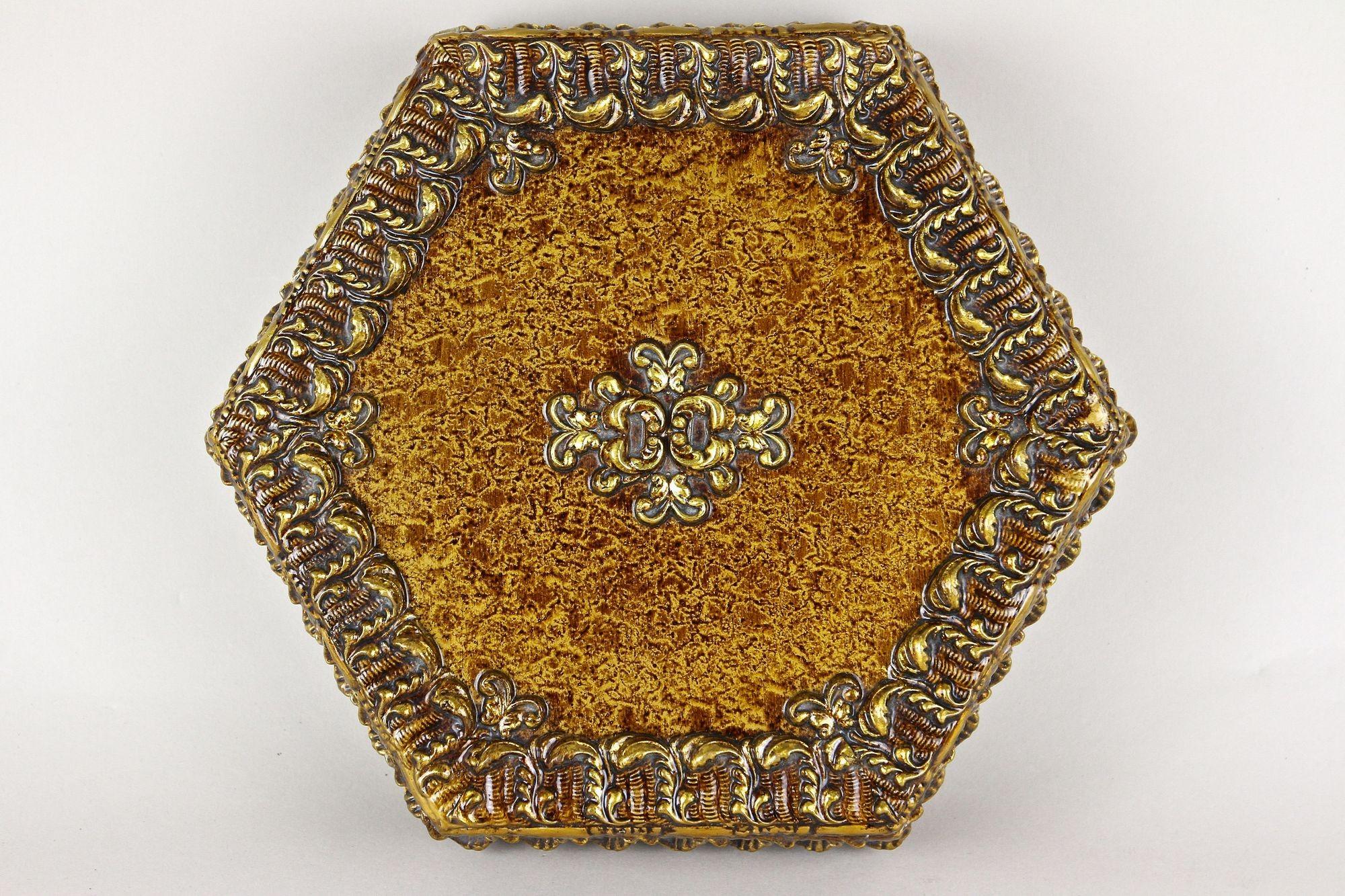 Boîte à bijoux hexagonale en bois du 19ème siècle, peinte à la main, Autriche, vers 1890 en vente 7