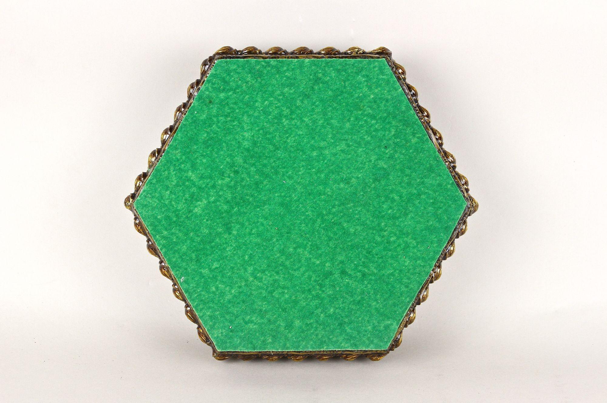 Boîte à bijoux hexagonale en bois du 19ème siècle, peinte à la main, Autriche, vers 1890 en vente 8