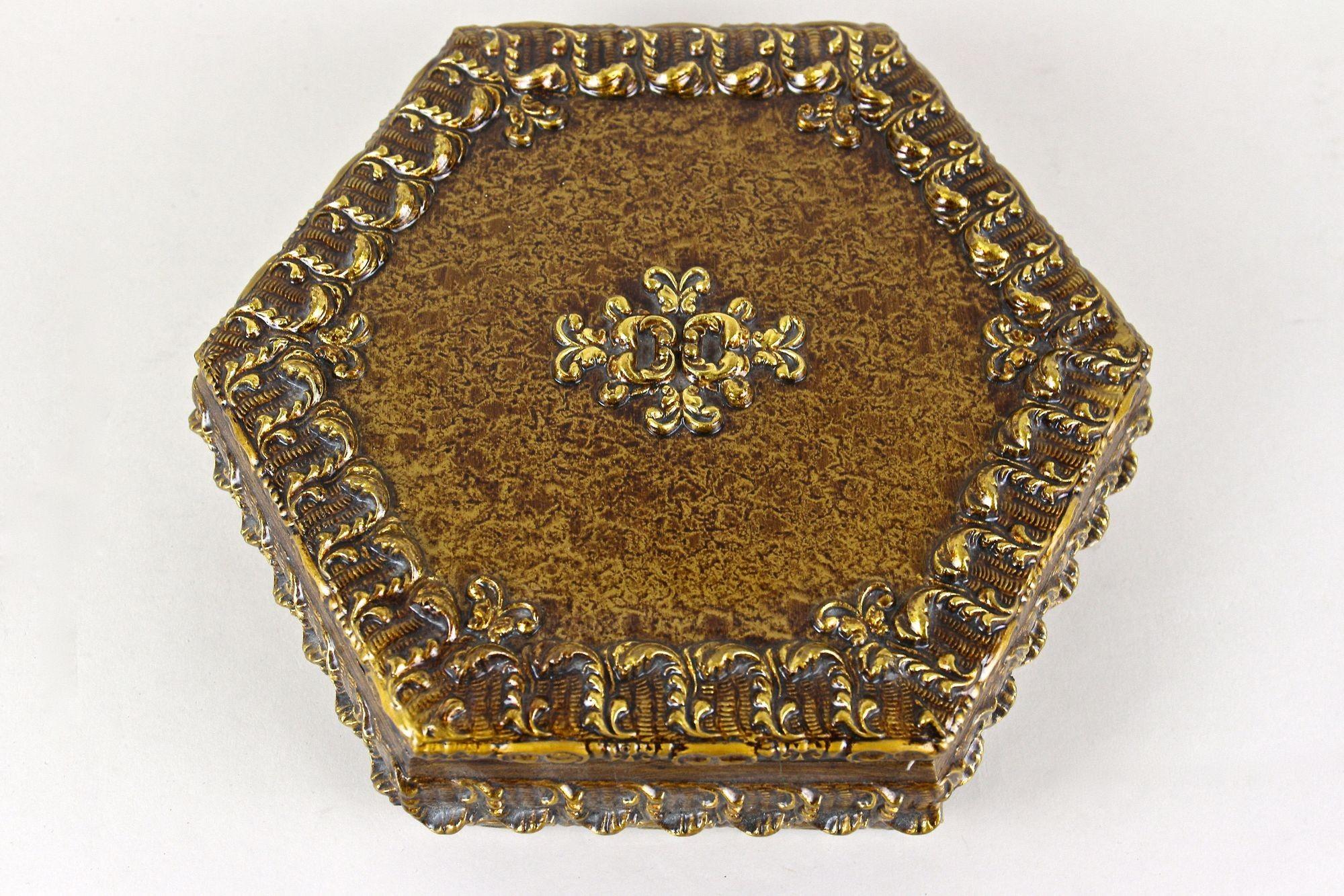 Autrichien Boîte à bijoux hexagonale en bois du 19ème siècle, peinte à la main, Autriche, vers 1890 en vente