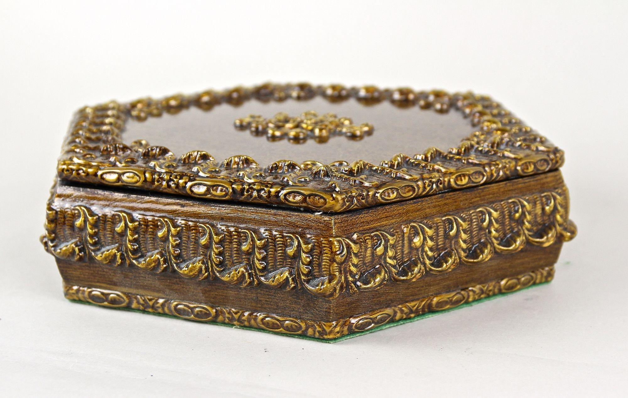 Doré Boîte à bijoux hexagonale en bois du 19ème siècle, peinte à la main, Autriche, vers 1890 en vente