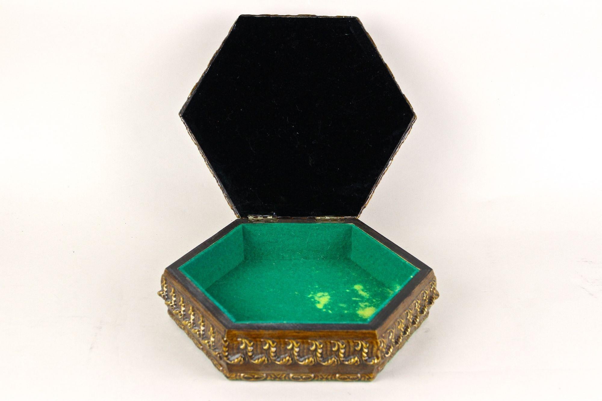 Boîte à bijoux hexagonale en bois du 19ème siècle, peinte à la main, Autriche, vers 1890 Bon état - En vente à Lichtenberg, AT