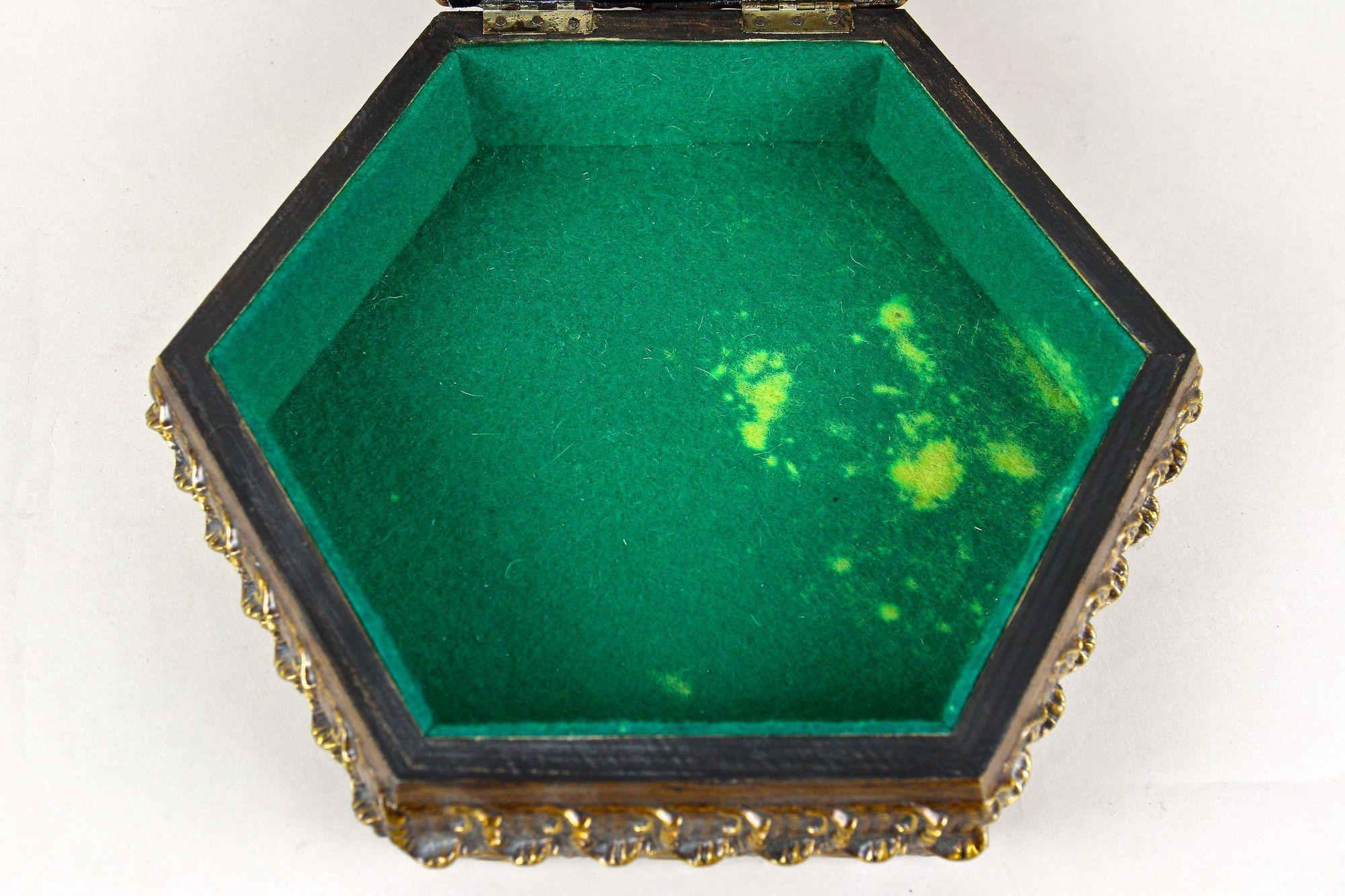XIXe siècle Boîte à bijoux hexagonale en bois du 19ème siècle, peinte à la main, Autriche, vers 1890 en vente