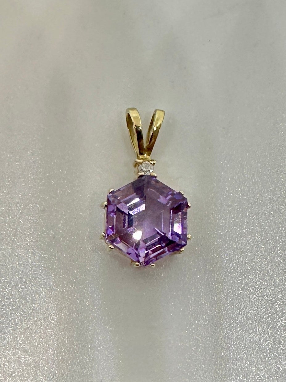 THIS IS A STUNNING HEXAGONAL FACETED AMETHYST AND DIAMOND LAVALIERE PENDANT WITH A GORGEOUS NATURAL FACETED AMETHYST ADORNED WITH A SPARKLING WHITE DIAMOND IN 14 KARAT YELLOW GOLD.  THIS IS A ROMANTIC ANTIQUE PENDANT WITH ELEGANT DESIGN AND THE MOST