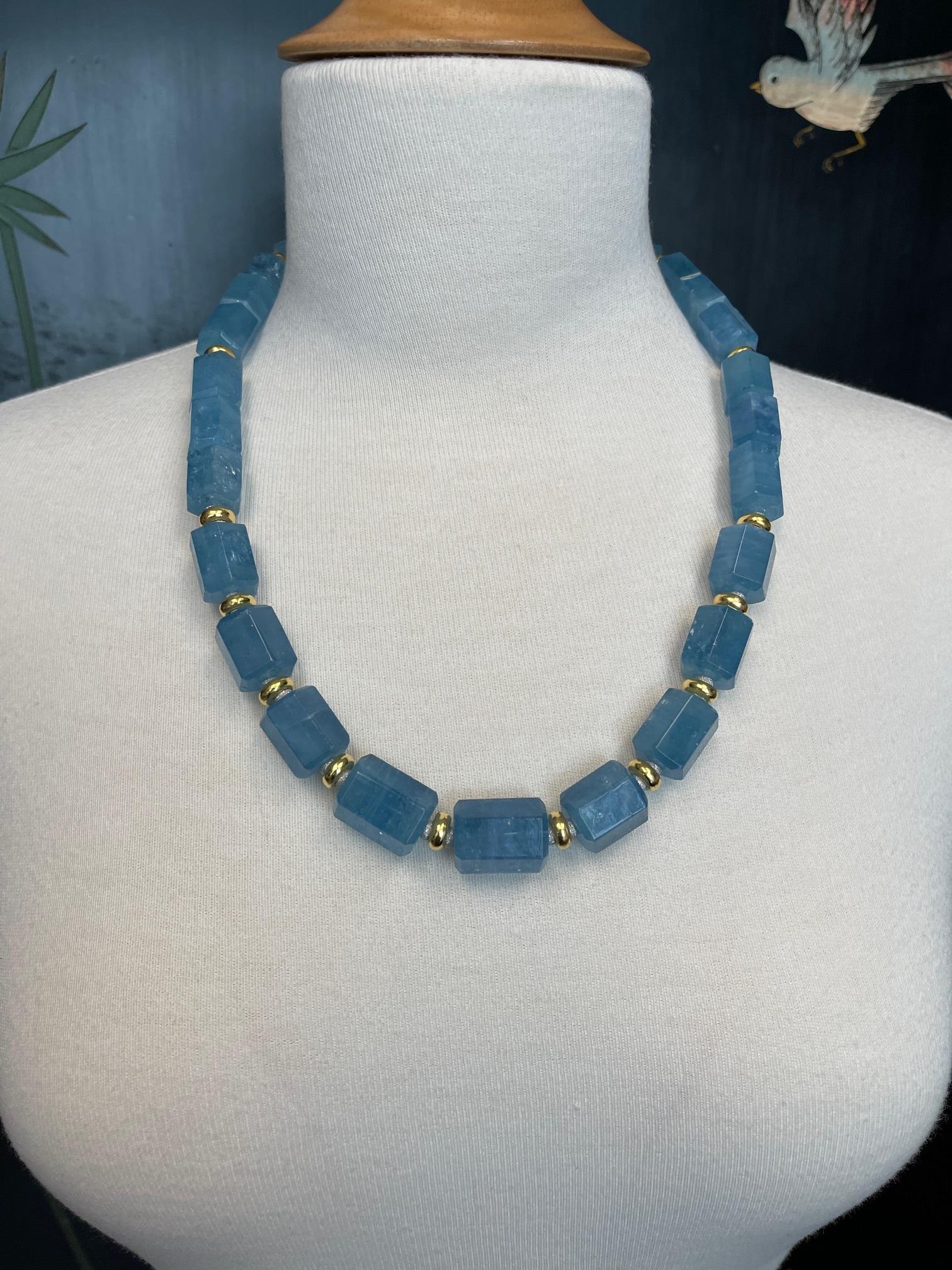 Hexagonal Aquamarine Beaded Necklace with 18k Gold Accents, 850 Carats Total For Sale 5