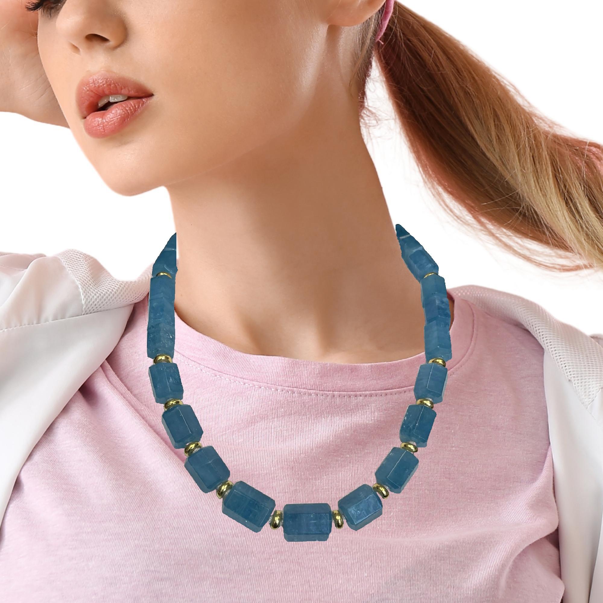 Hexagonal Aquamarine Beaded Necklace with 18k Gold Accents, 850 Carats Total For Sale 1