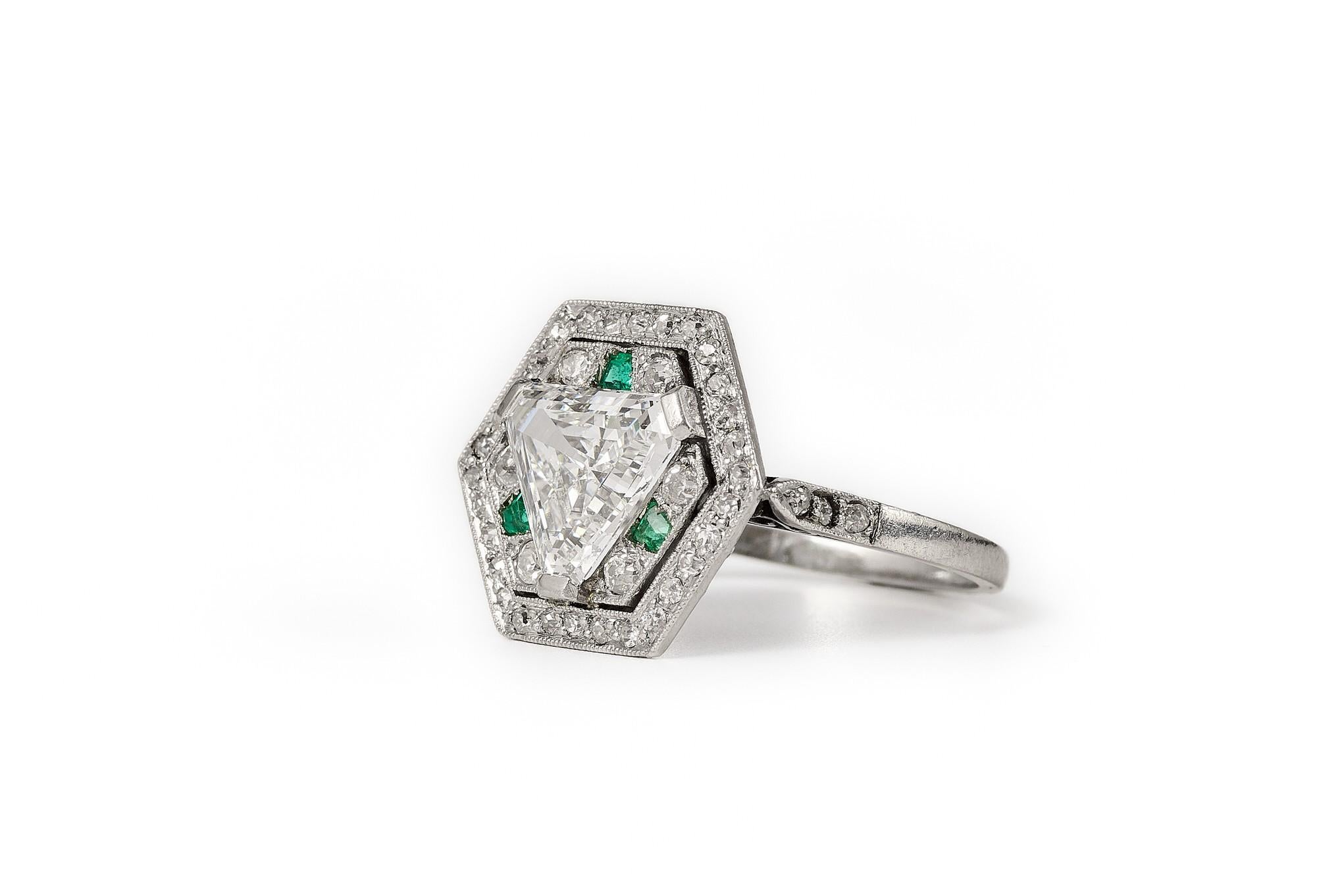 Hexagonal art deco ring with a 1.8ct G/vvs trilliant cut diamond, ca 1930. en vente 4