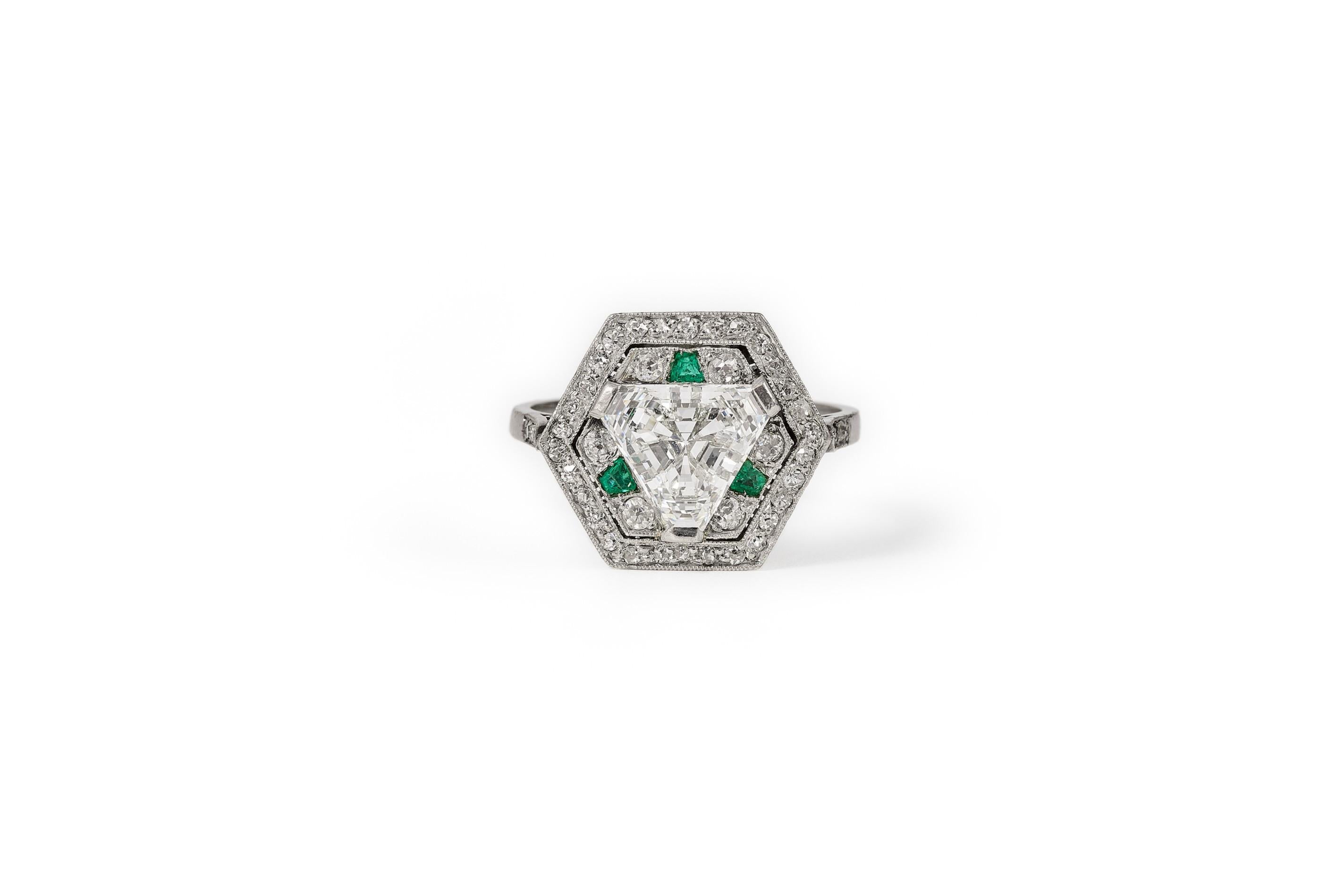 Art déco Hexagonal art deco ring with a 1.8ct G/vvs trilliant cut diamond, ca 1930. en vente