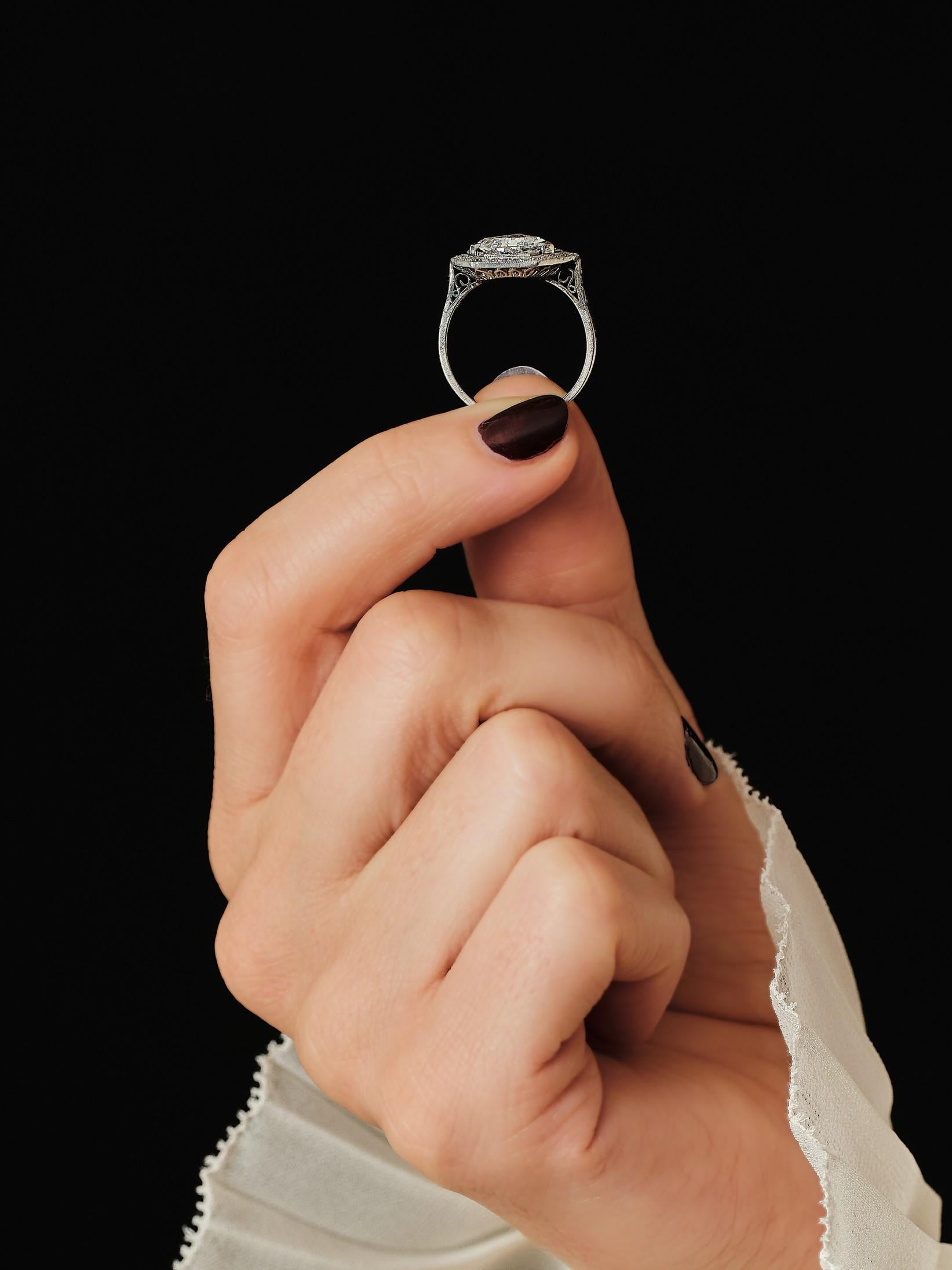 Taille trillion Hexagonal art deco ring with a 1.8ct G/vvs trilliant cut diamond, ca 1930. en vente