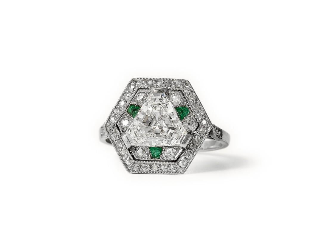 Hexagonal art deco ring with a 1.8ct G/vvs trilliant cut diamond, ca 1930. Bon état - En vente à Malmö, Skåne län