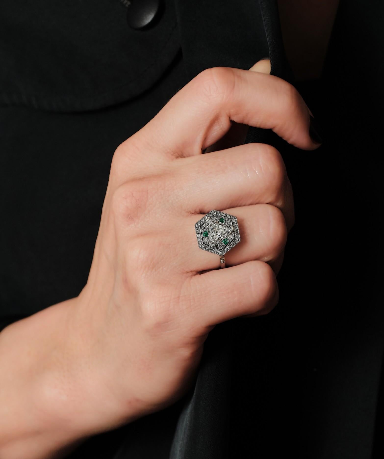 Hexagonal art deco ring with a 1.8ct G/vvs trilliant cut diamond, ca 1930. Pour femmes en vente