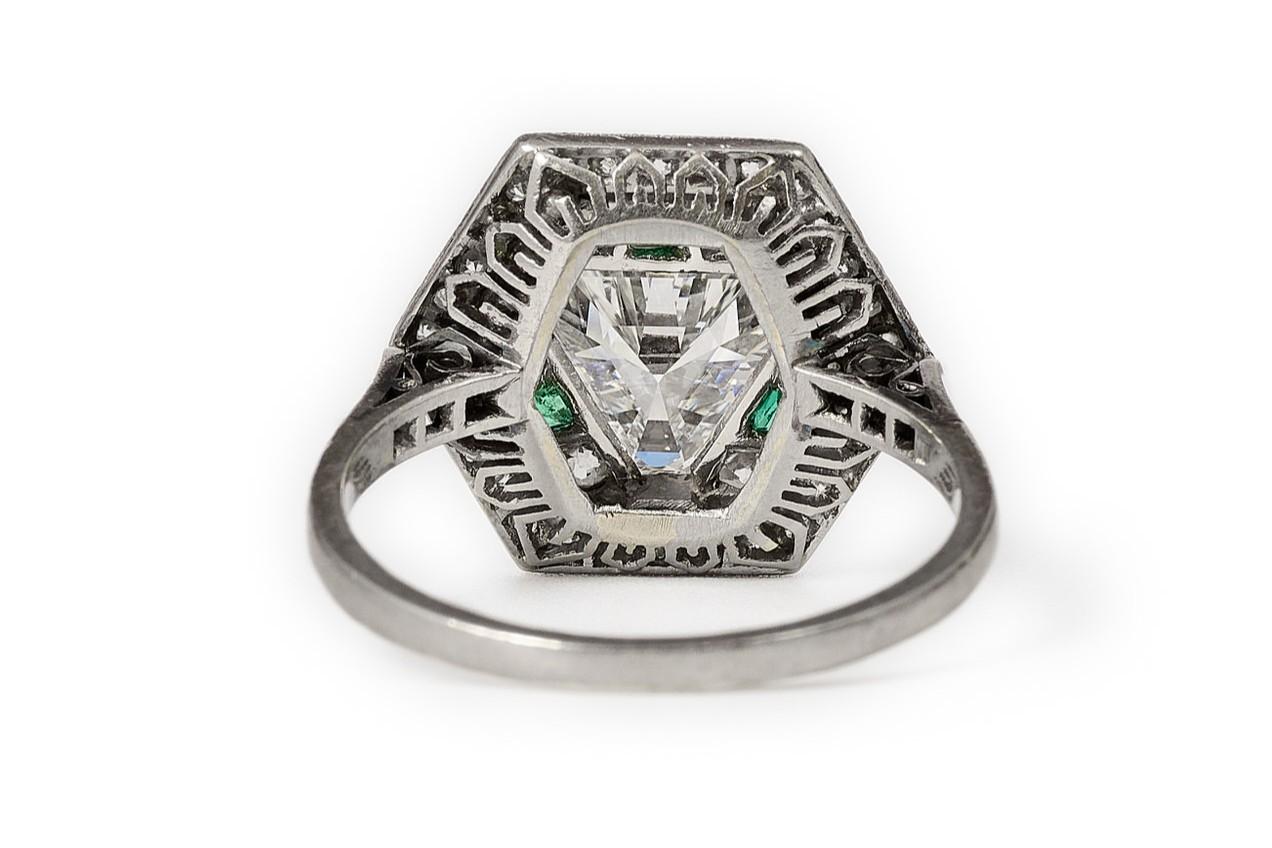 Hexagonal art deco ring with a 1.8ct G/vvs trilliant cut diamond, ca 1930. en vente 1