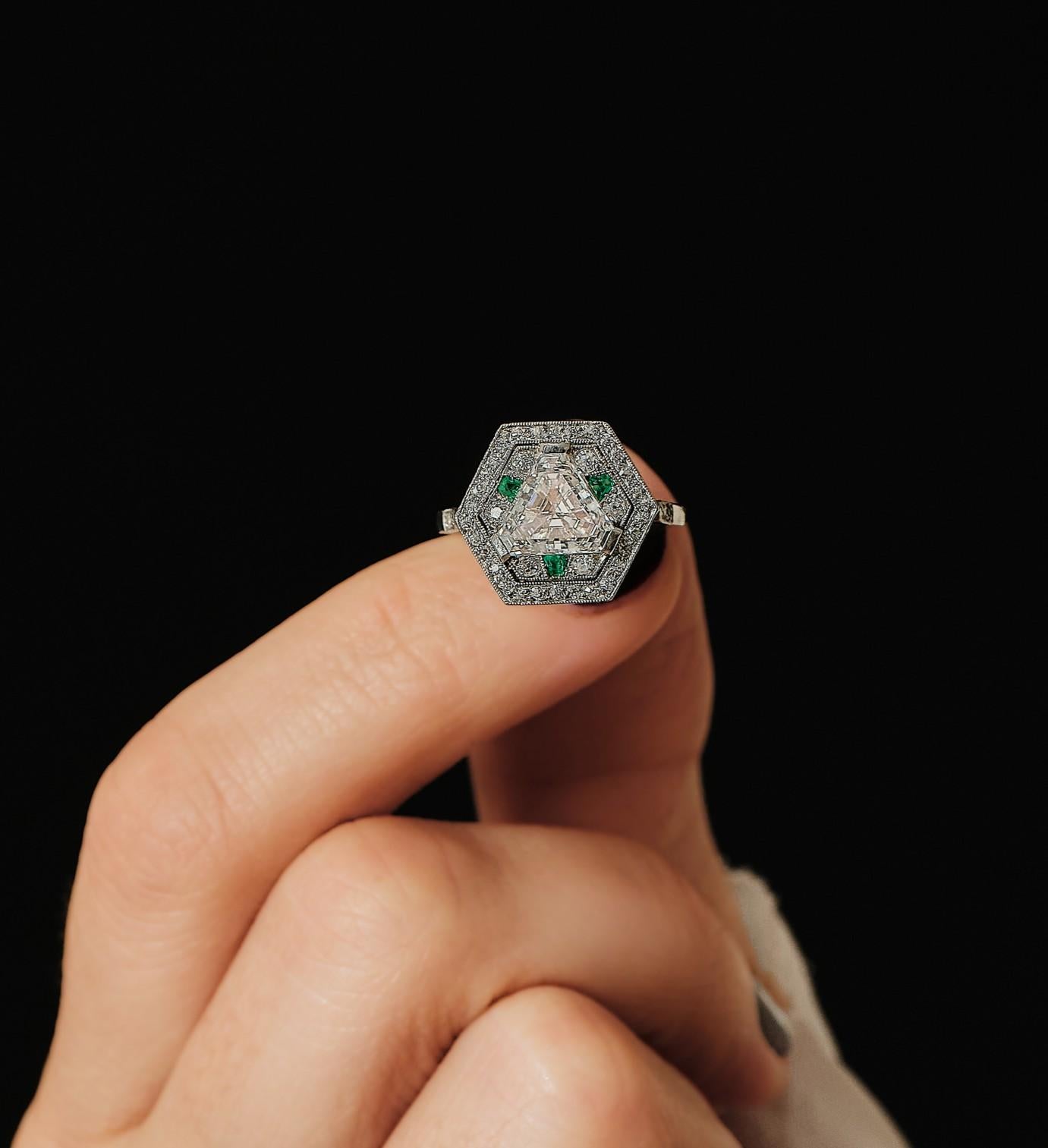 Hexagonal art deco ring with a 1.8ct G/vvs trilliant cut diamond, ca 1930. en vente 3