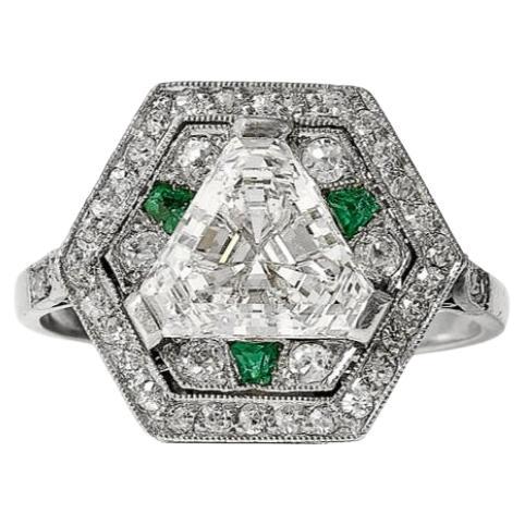 Hexagonal art deco ring with a 1.8ct G/vvs trilliant cut diamond, ca 1930. en vente