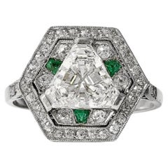 Hexagonal art deco ring with a 1.8ct G/vvs trilliant cut diamond, ca 1930.