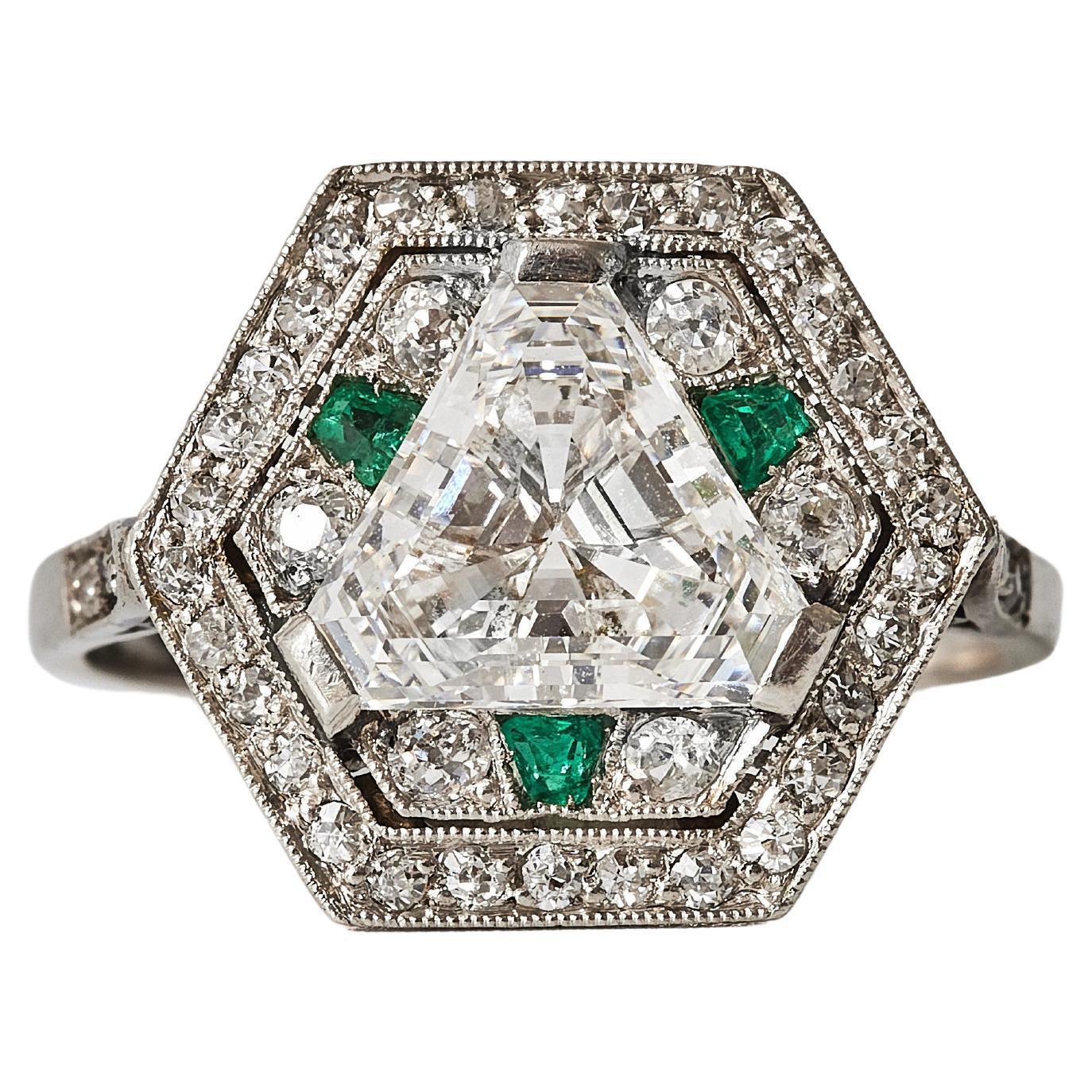 Hexagonal art deco ring with a 1.8ct G/vvs trilliant cut diamond, ca 1930.