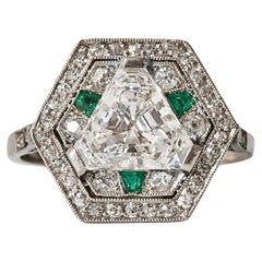 Hexagonal art deco ring with a 1.8ct G/vvs trilliant cut diamond, ca 1930.