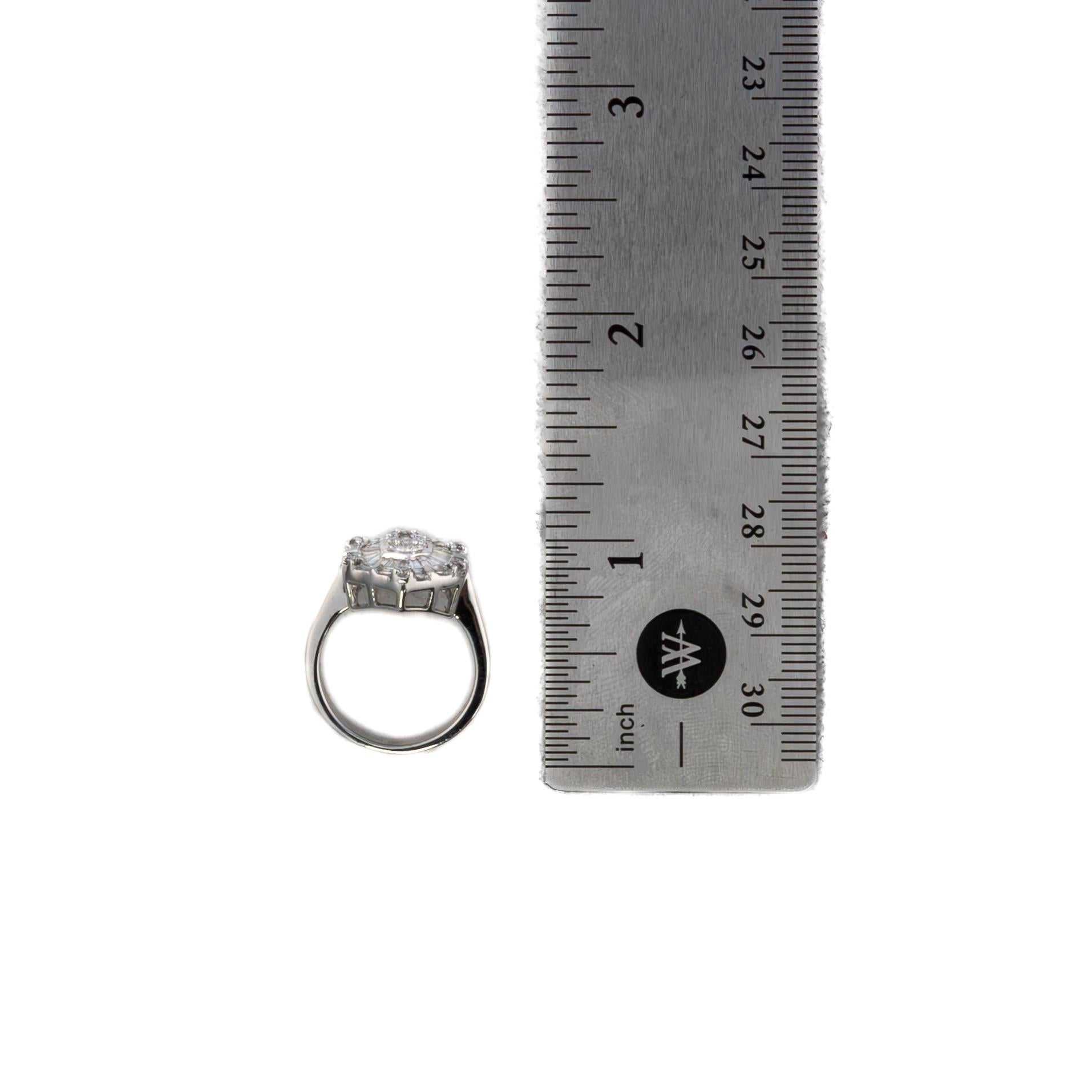 Hexagonal Baguette & Round Diamond Cluster Ring (Retro) im Angebot