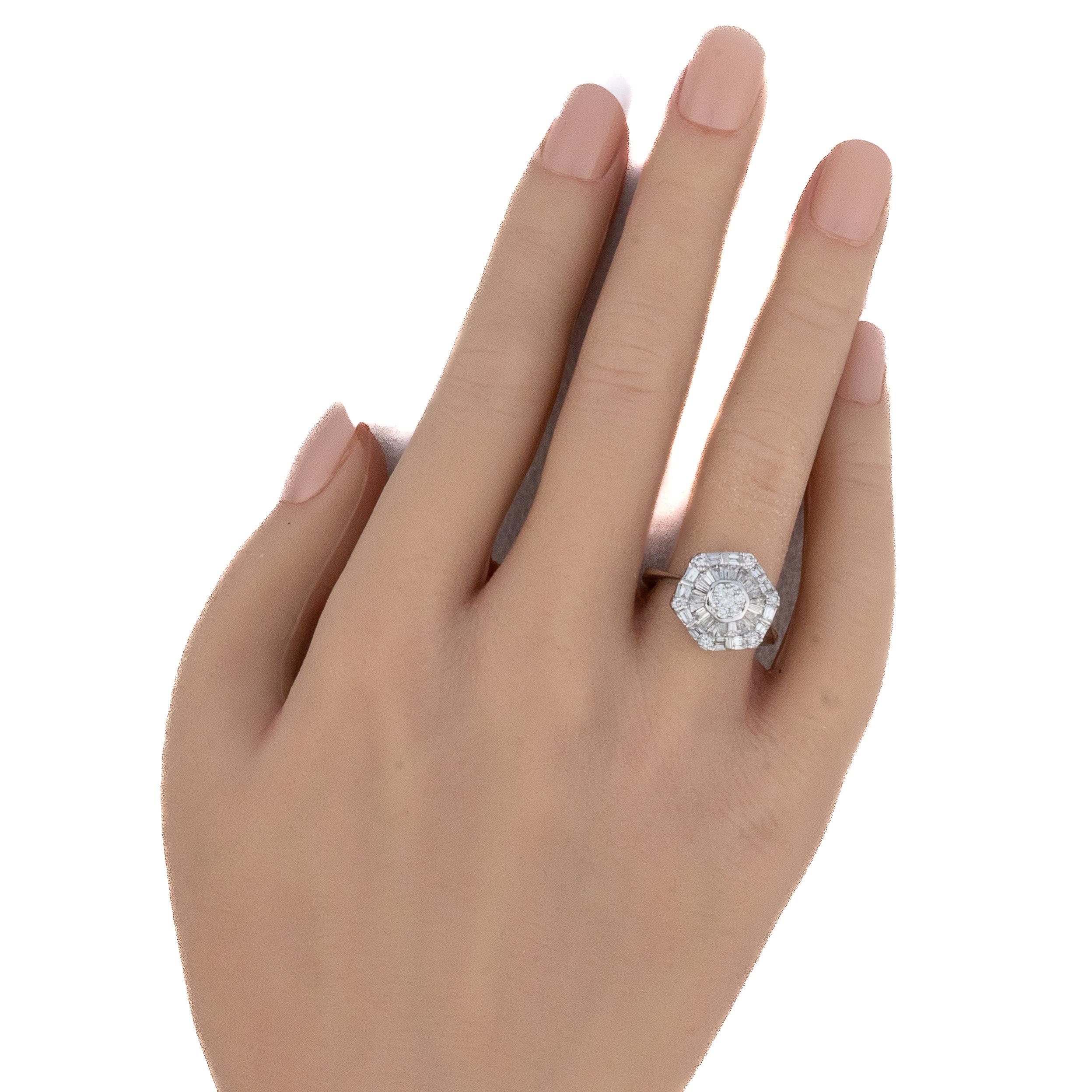 Hexagonal Baguette & Round Diamond Cluster Ring (Baguetteschliff) im Angebot