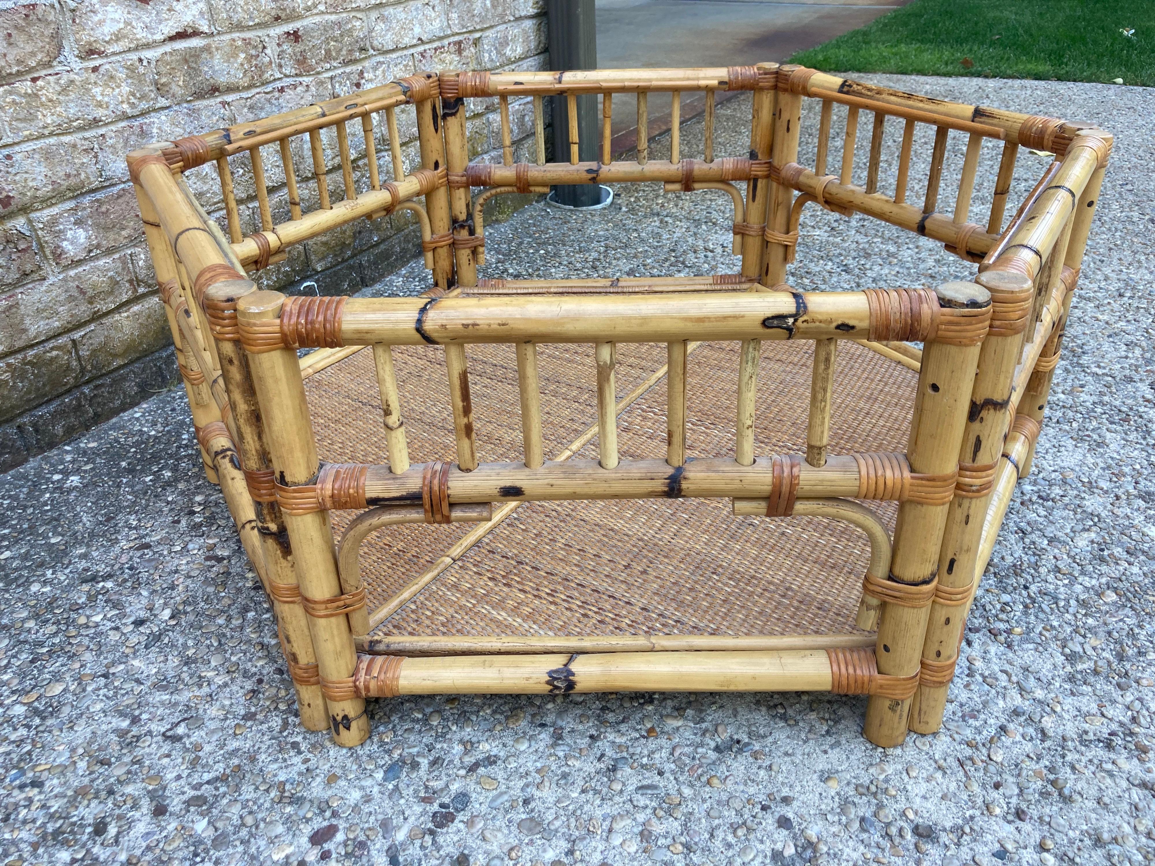 Bambou Table basse hexagonale en bambou en vente