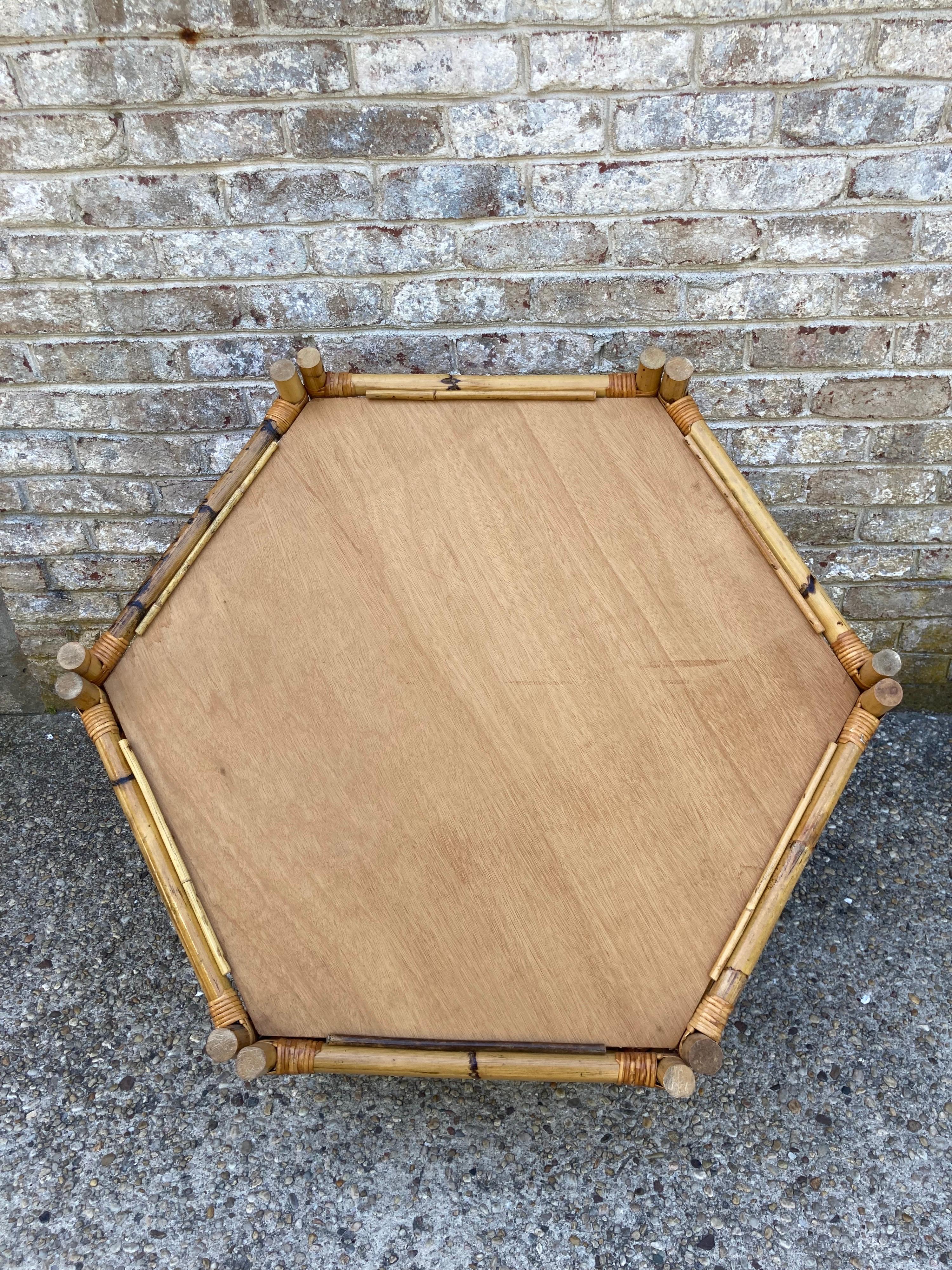 Table basse hexagonale en bambou en vente 2