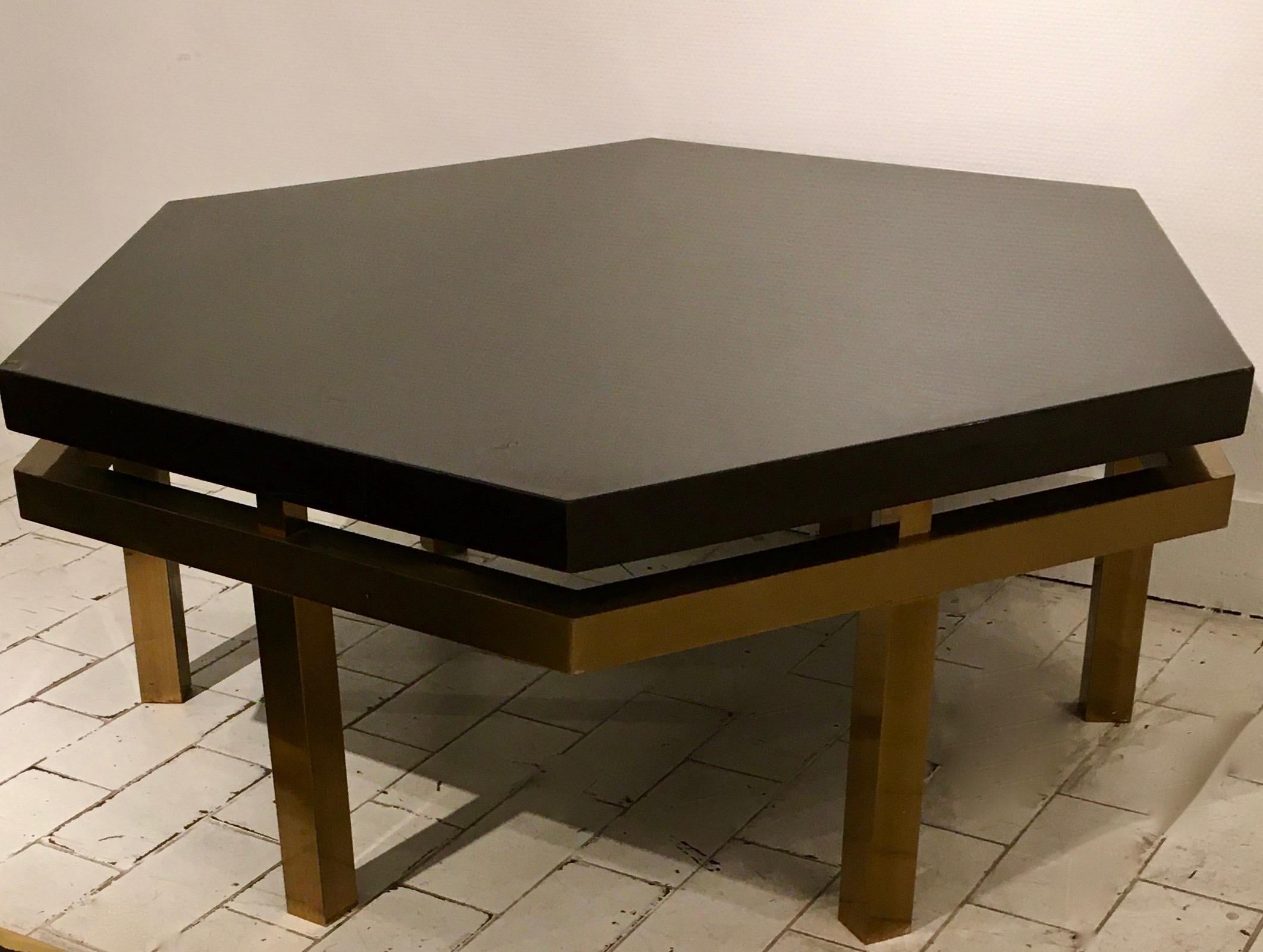 Mesa baja hexagonal de latón y laca de Guy Lefevre para Jansen, Francia, 1970 Moderno de mediados de siglo