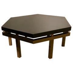 Mesa baja hexagonal de latón y laca de Guy Lefevre para Jansen, Francia, 1970