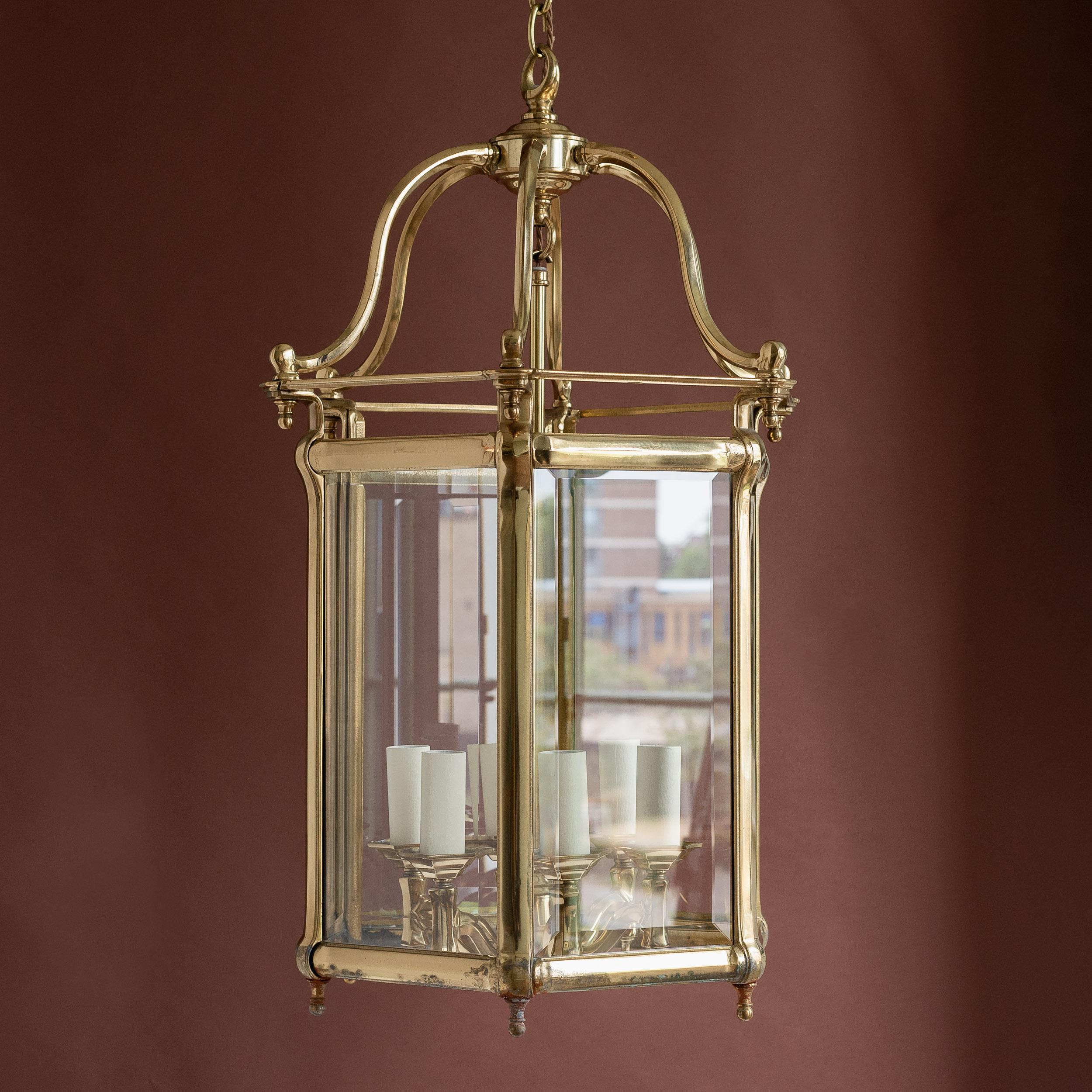 Lanterne de couloir hexagonale en laiton, datant des années 1980, avec un lustre à six lumières suspendu à l'intérieur du corps vitré, vingtième siècle. Recâblage et test PAT.