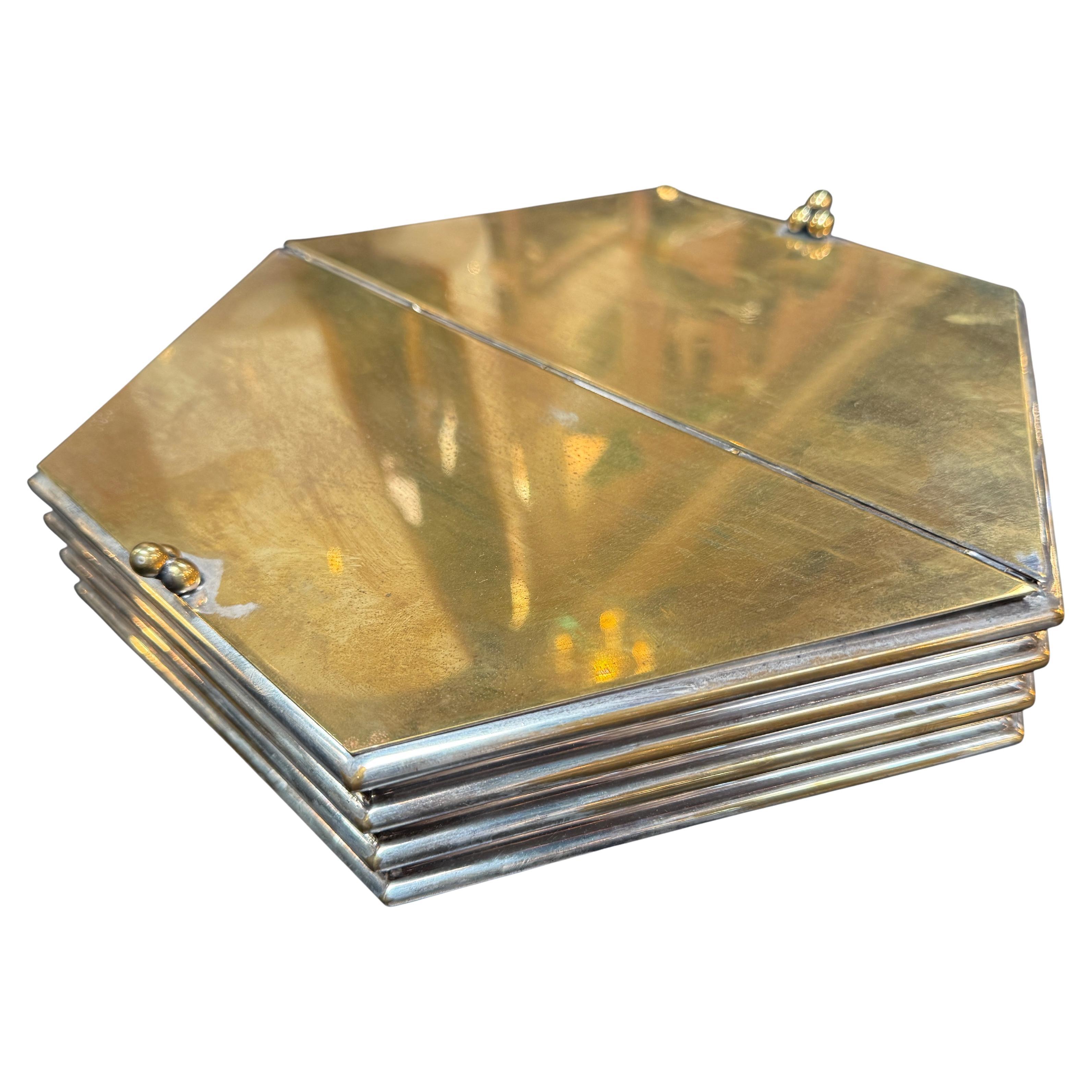 Sechseckige Schmuckdose aus Messing und Silber mit Holzinterieur im Angebot