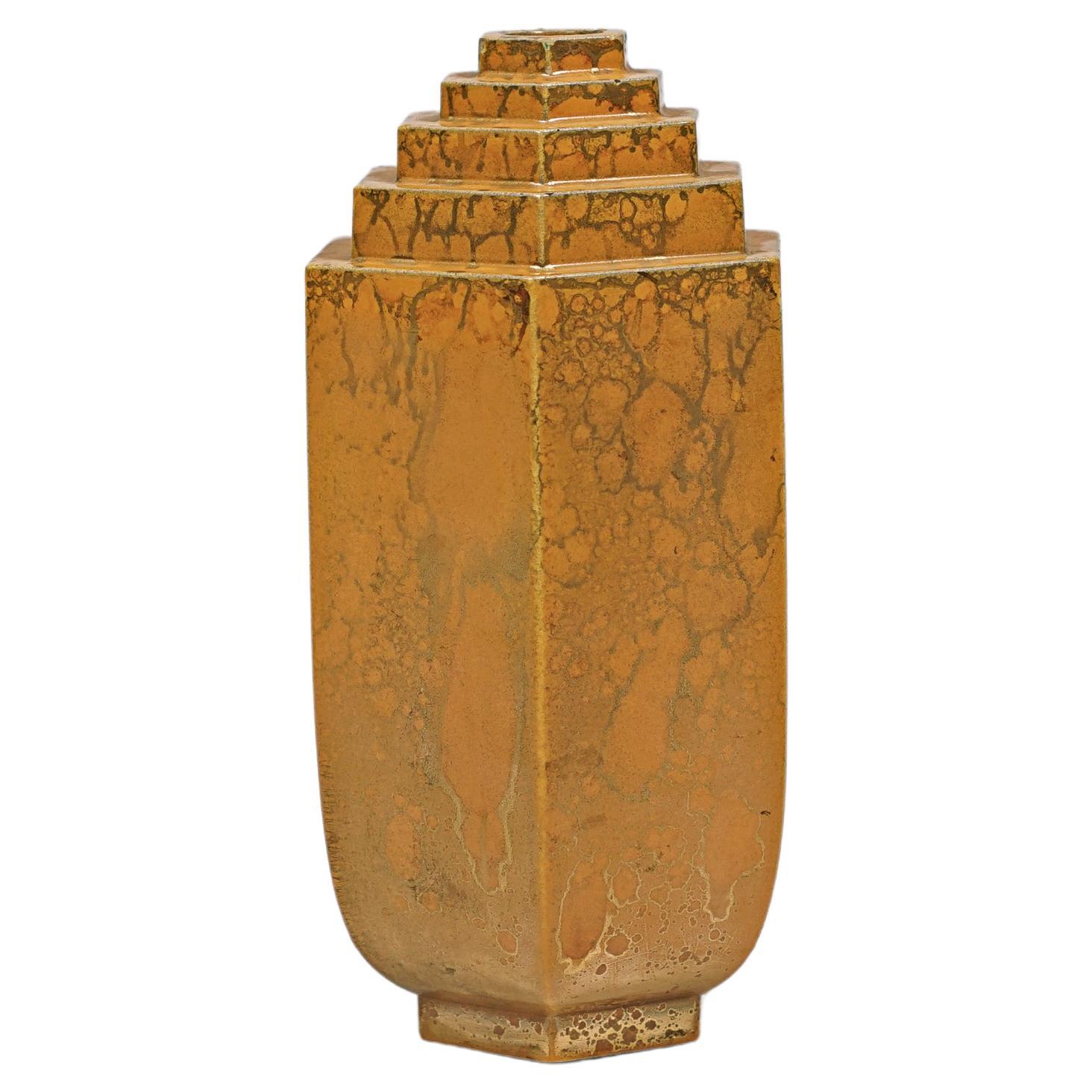 Vase hexagonal en céramique de Sevrès en vente