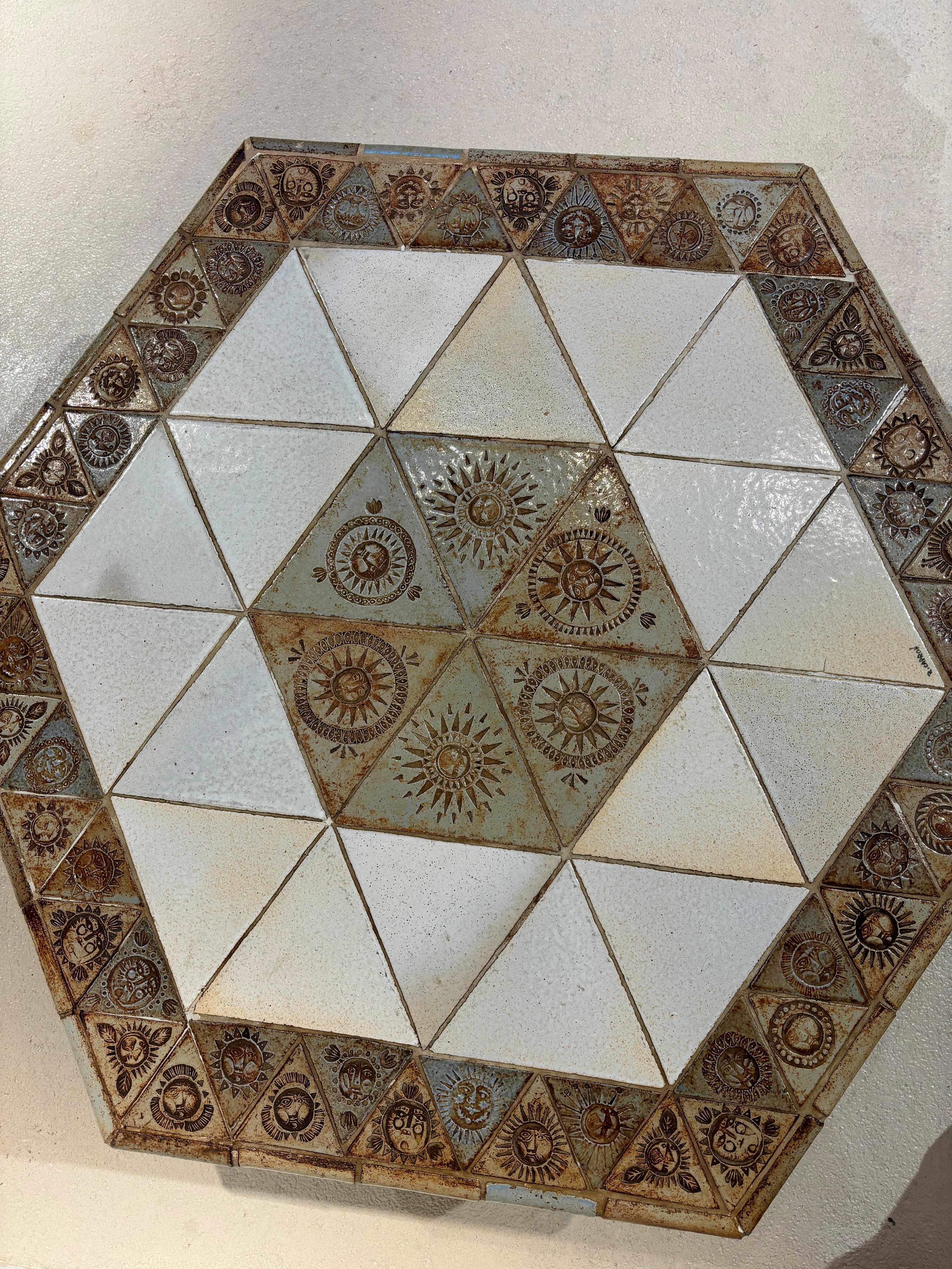 Table basse hexagonale par Roger Capron en vente 3