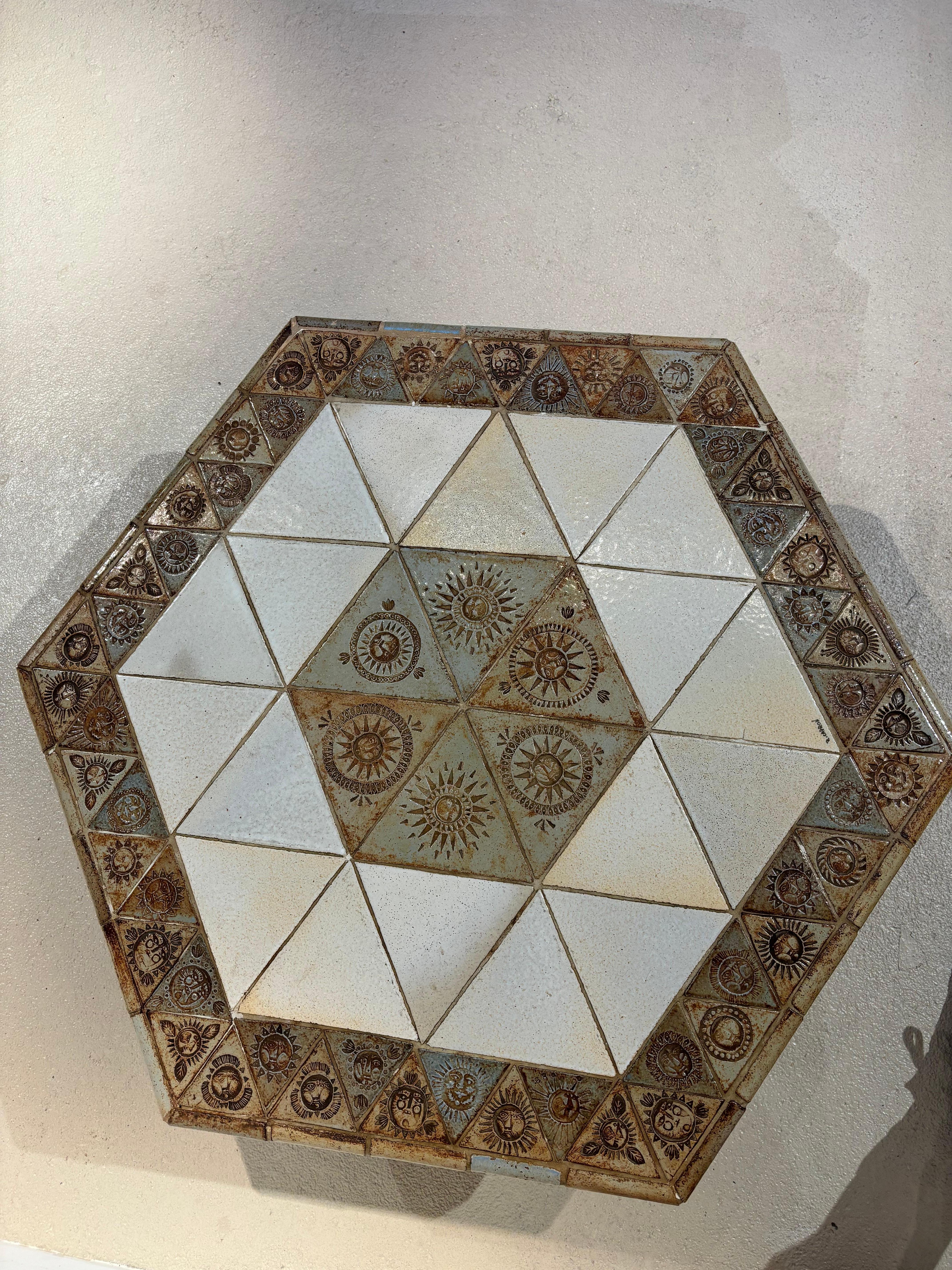 Table basse hexagonale par Roger Capron en vente 5