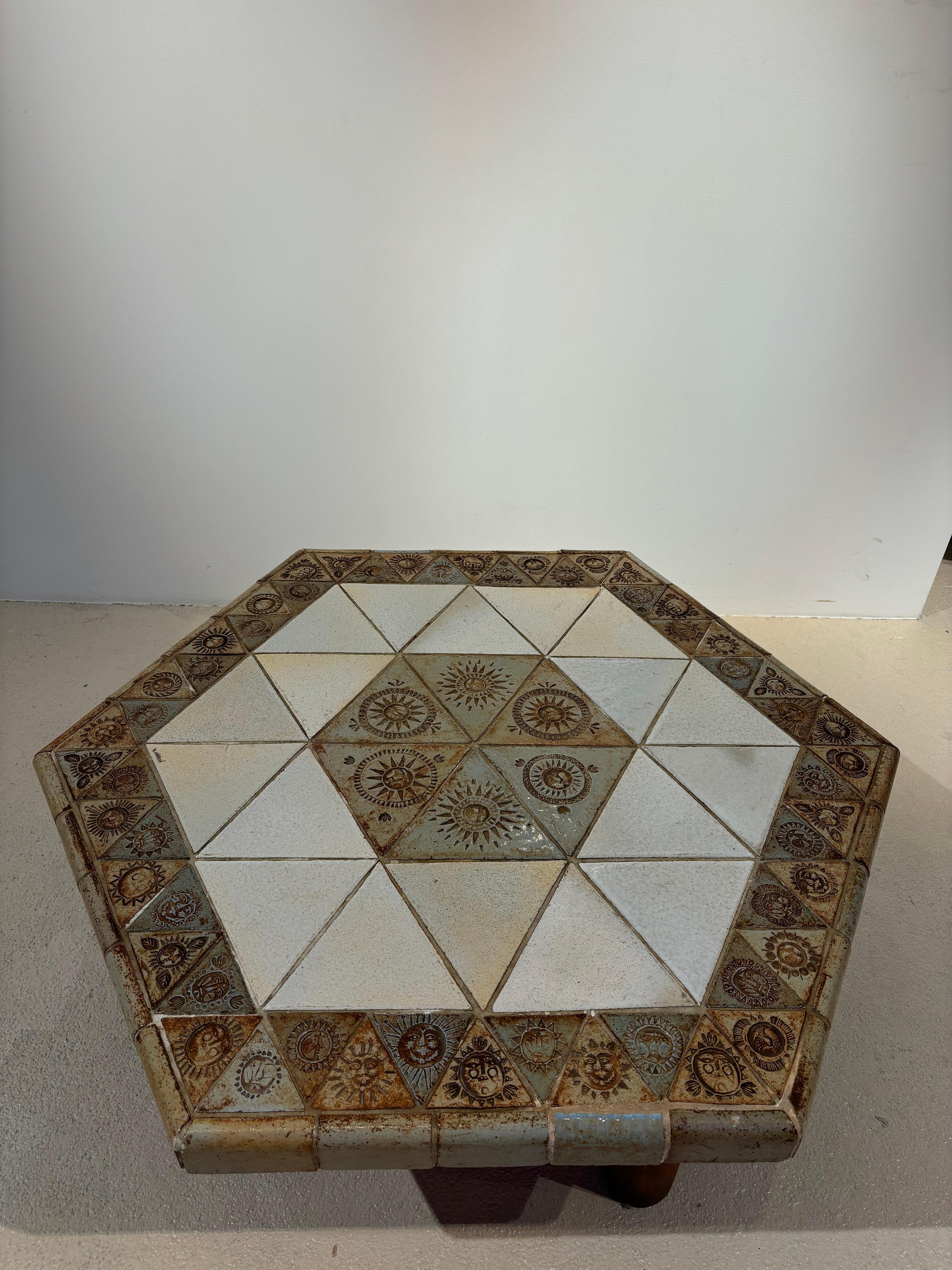 Moderne Table basse hexagonale par Roger Capron en vente