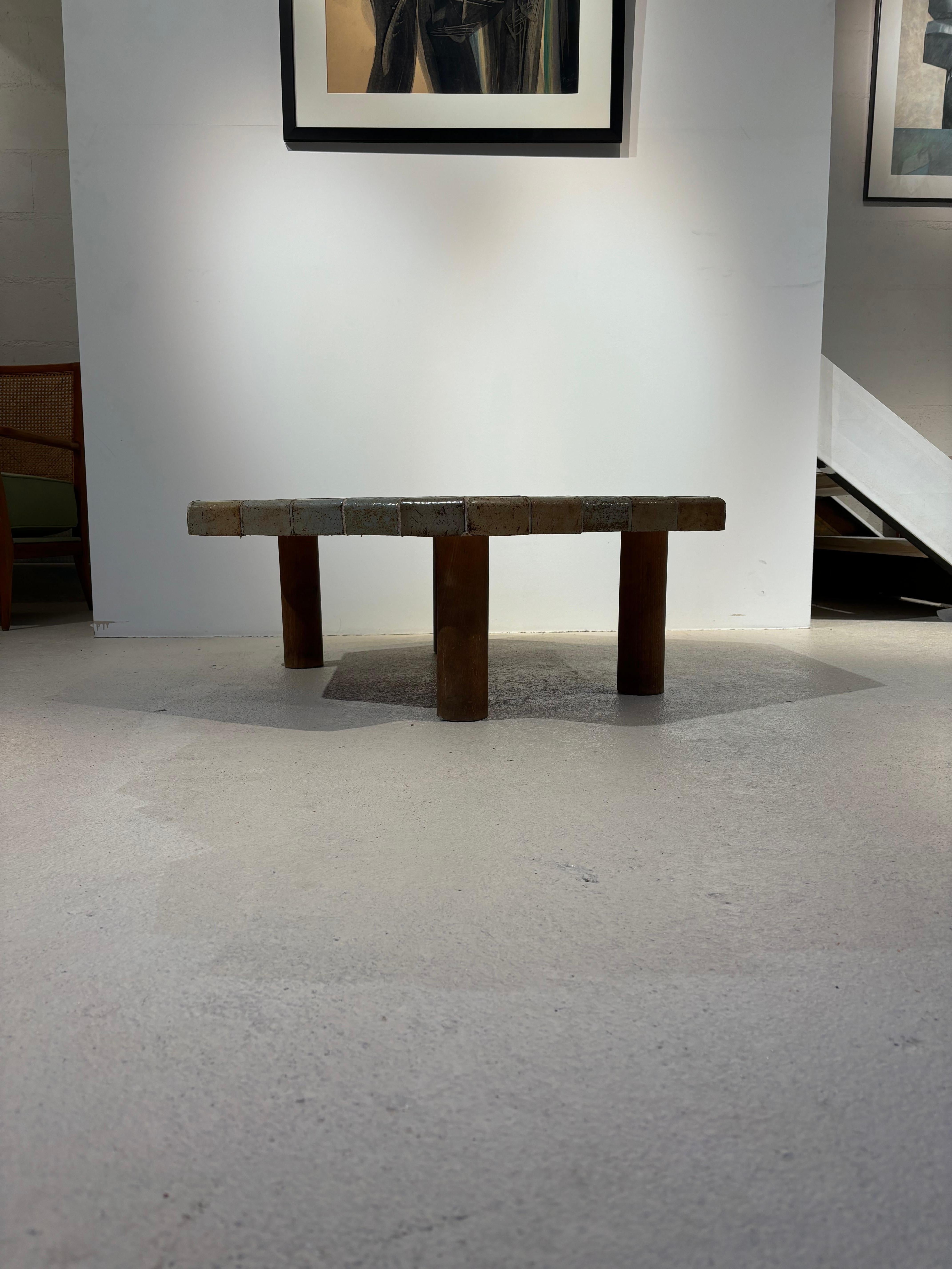 Français Table basse hexagonale par Roger Capron en vente