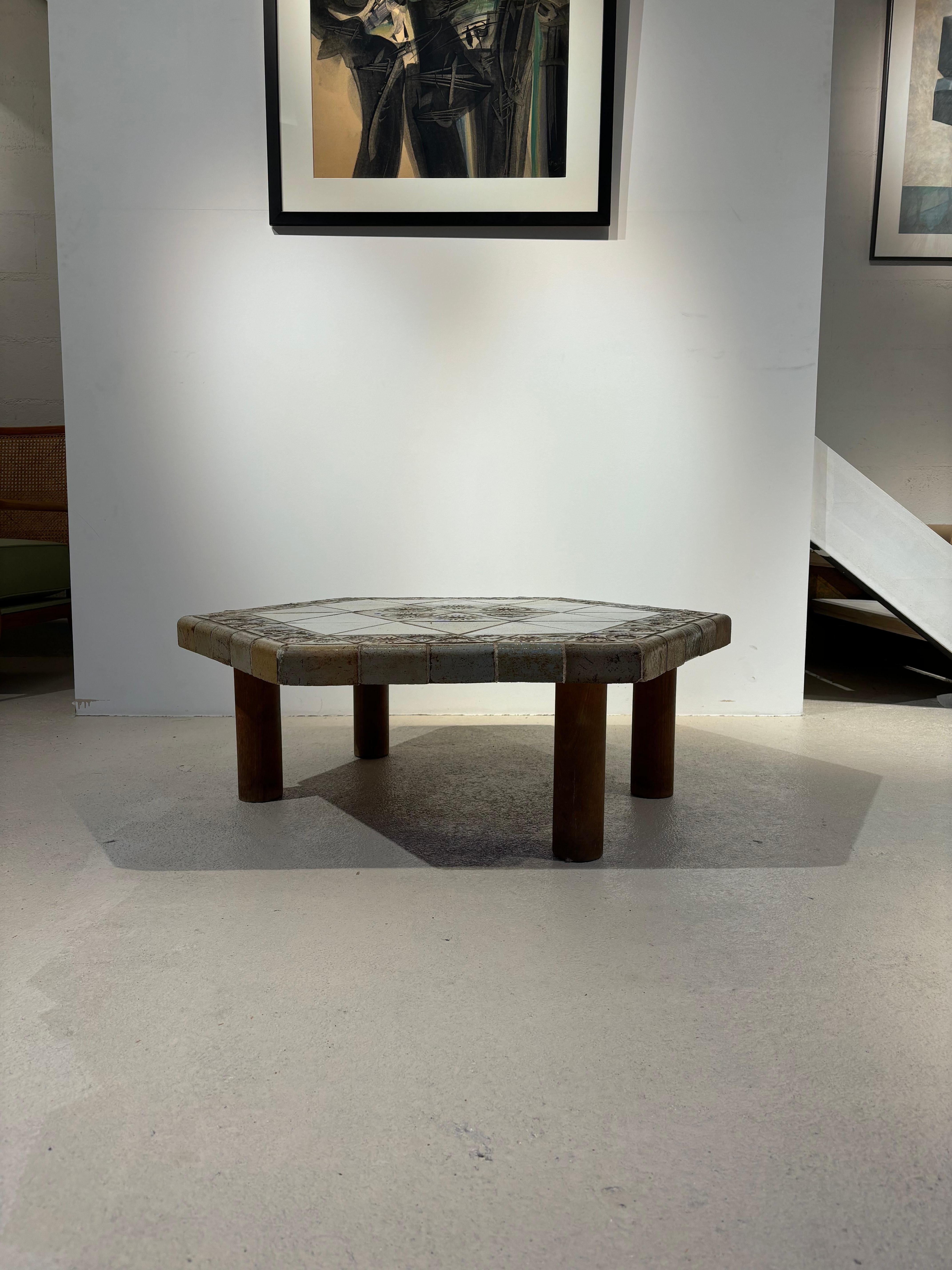 Milieu du XXe siècle Table basse hexagonale par Roger Capron en vente