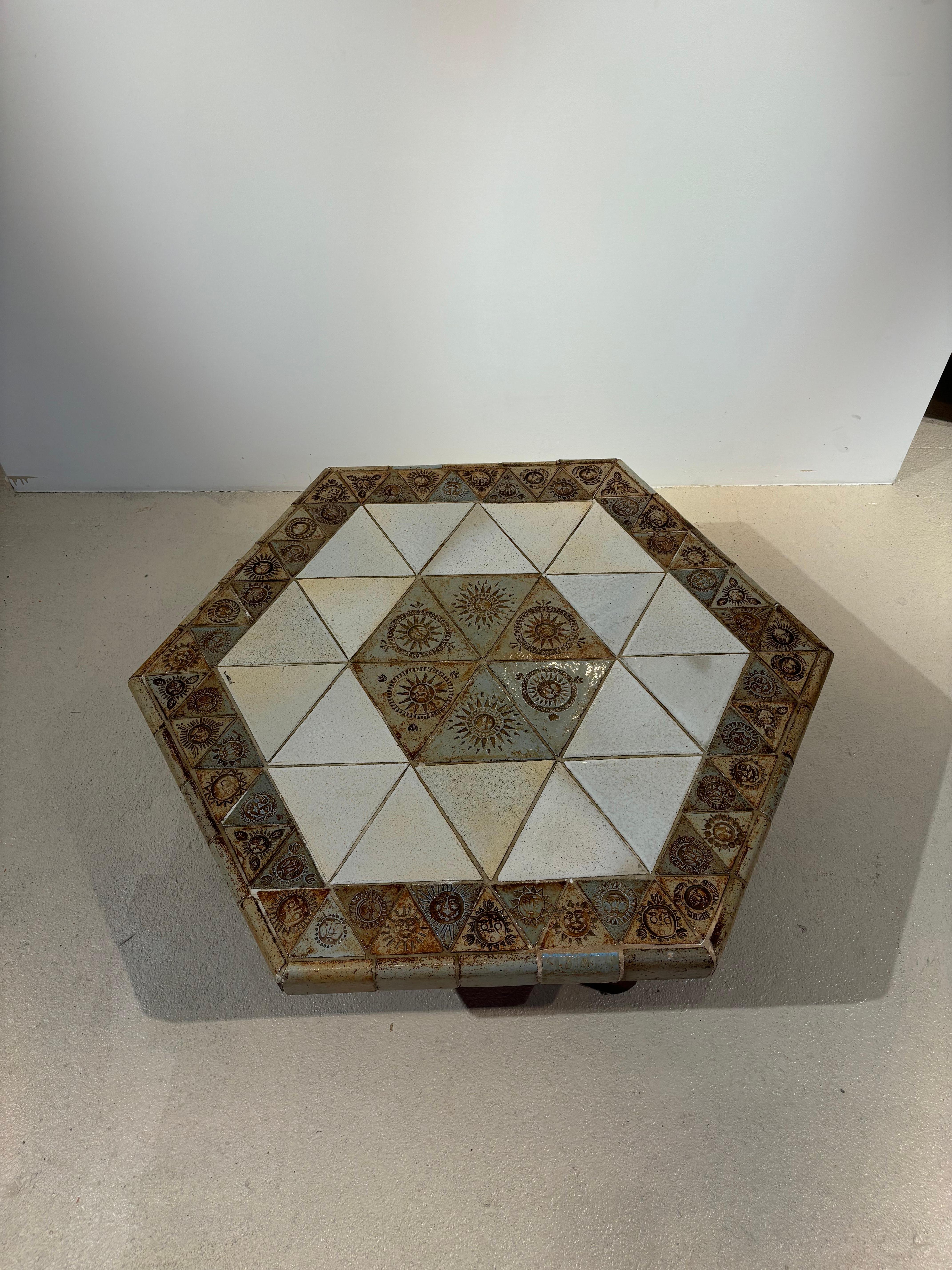 Table basse hexagonale par Roger Capron en vente 1