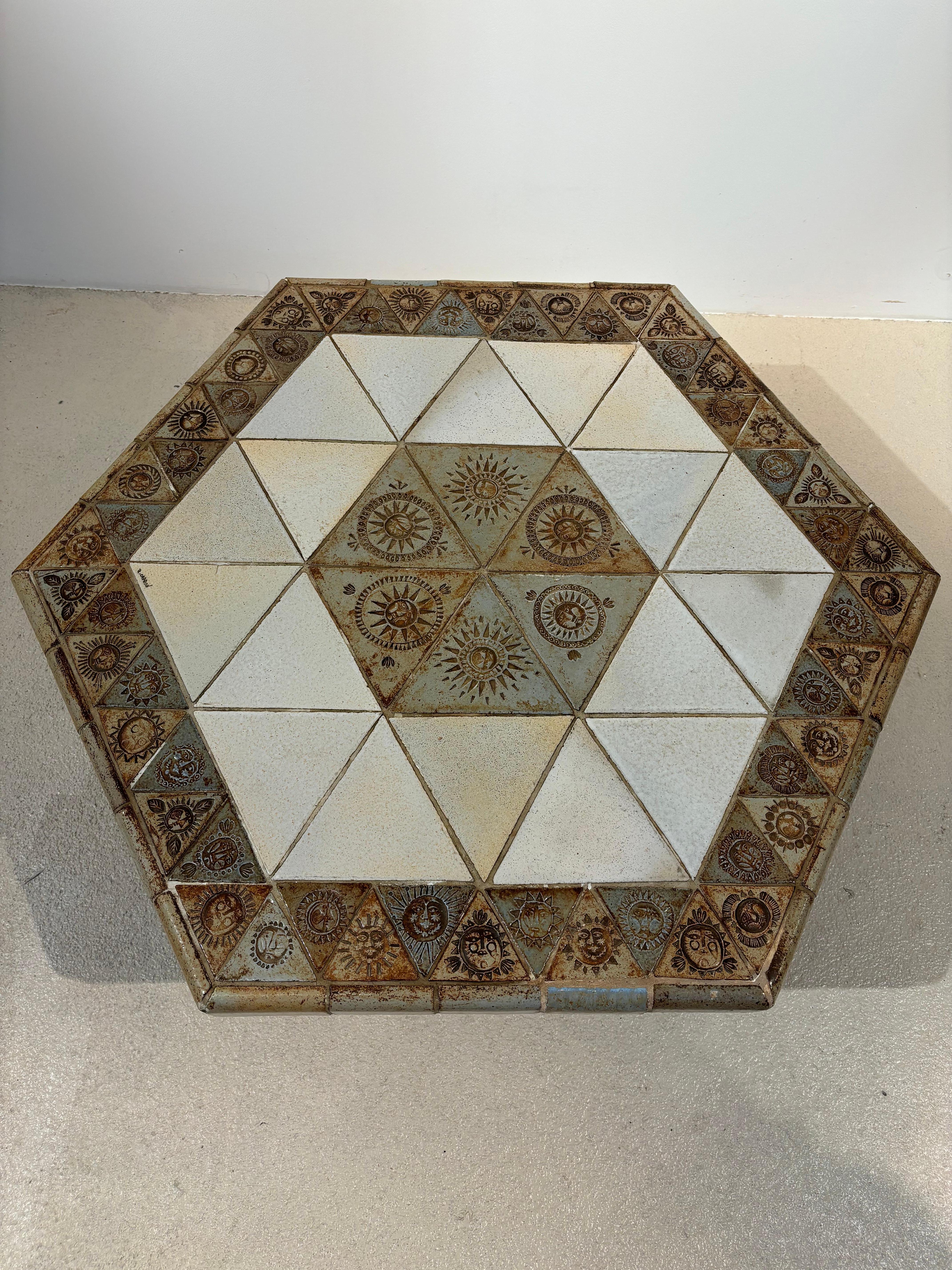 Table basse hexagonale par Roger Capron en vente 2