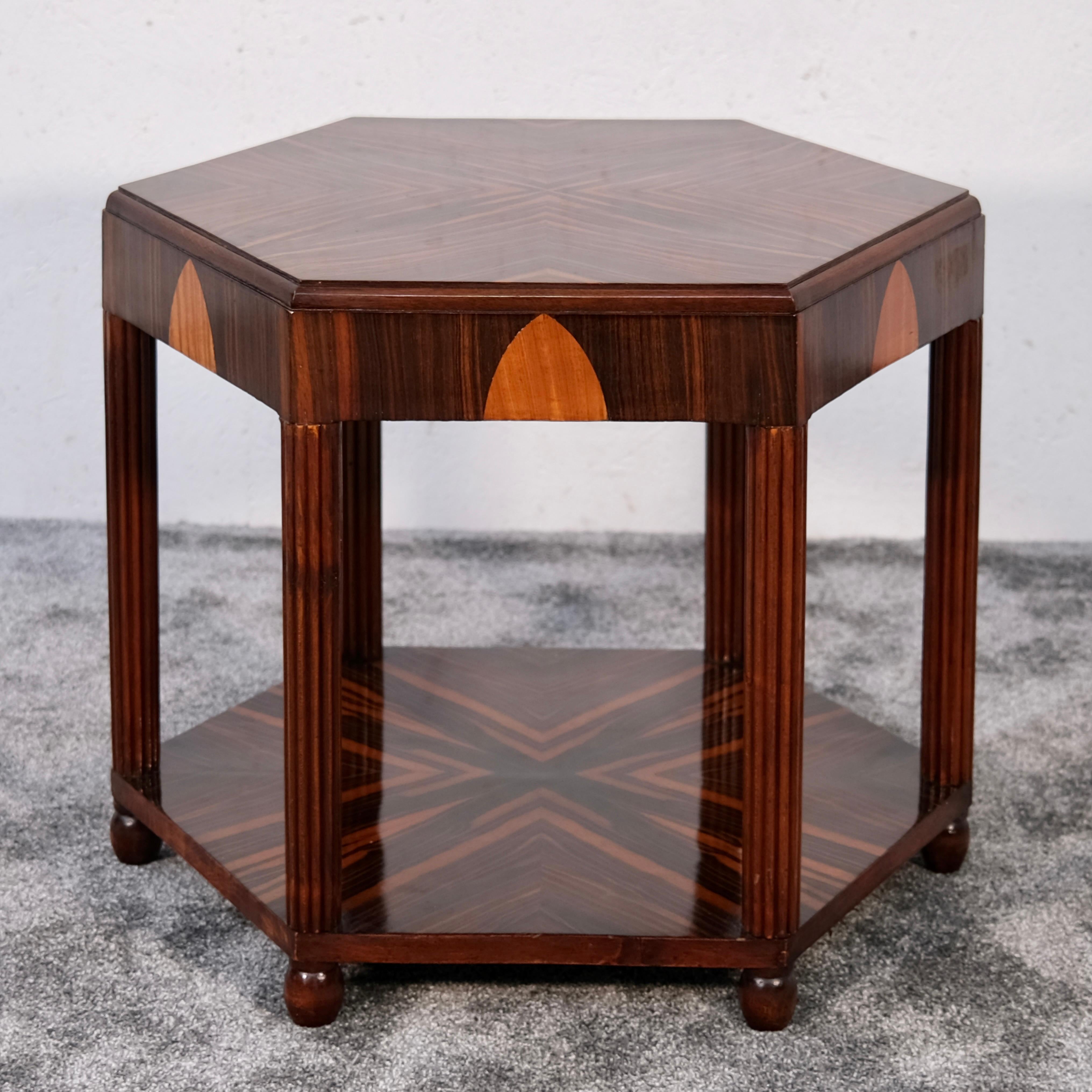 Französischer Art Deco Sechseckiger Kaffee- / Beistelltisch aus Makassar, 1920er Jahre

Mit seiner auffallenden geometrischen Form und dem exquisiten Makassar-Furnier ist dieser original französische Art-Déco-Couchtisch aus den 1920er Jahren ein