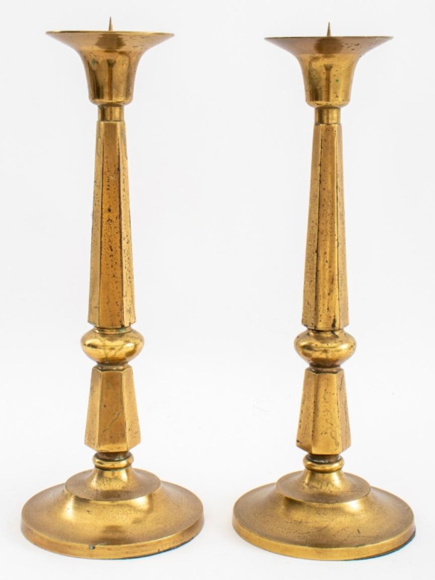 Sechseckige säulenförmige Picket Sticks aus Messing, Paar (Internationaler Stil) im Angebot